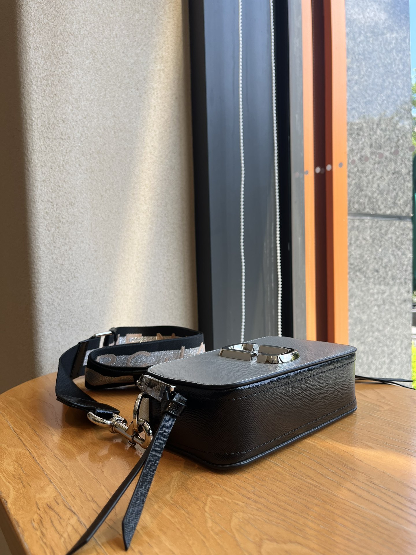 THE MJ相机包  一年四季人手必备一只的相机包 火遍全球的相机包 颜色非常美丽 更显青春活力 深得众