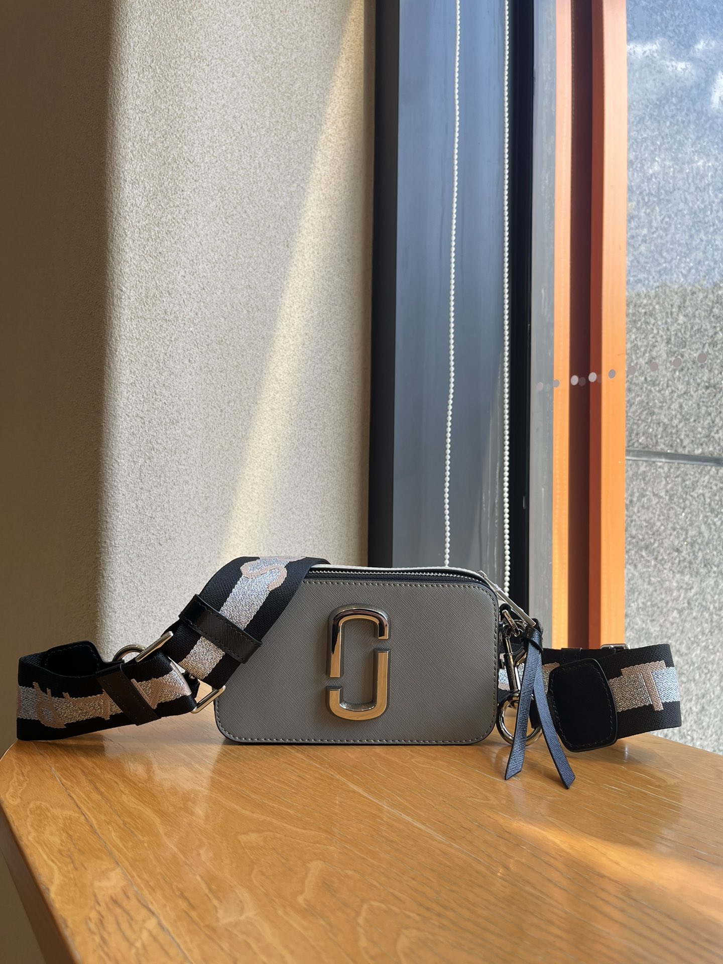 THE MJ相机包  一年四季人手必备一只的相机包 火遍全球的相机包 颜色非常美丽 更显青春活力 深得众