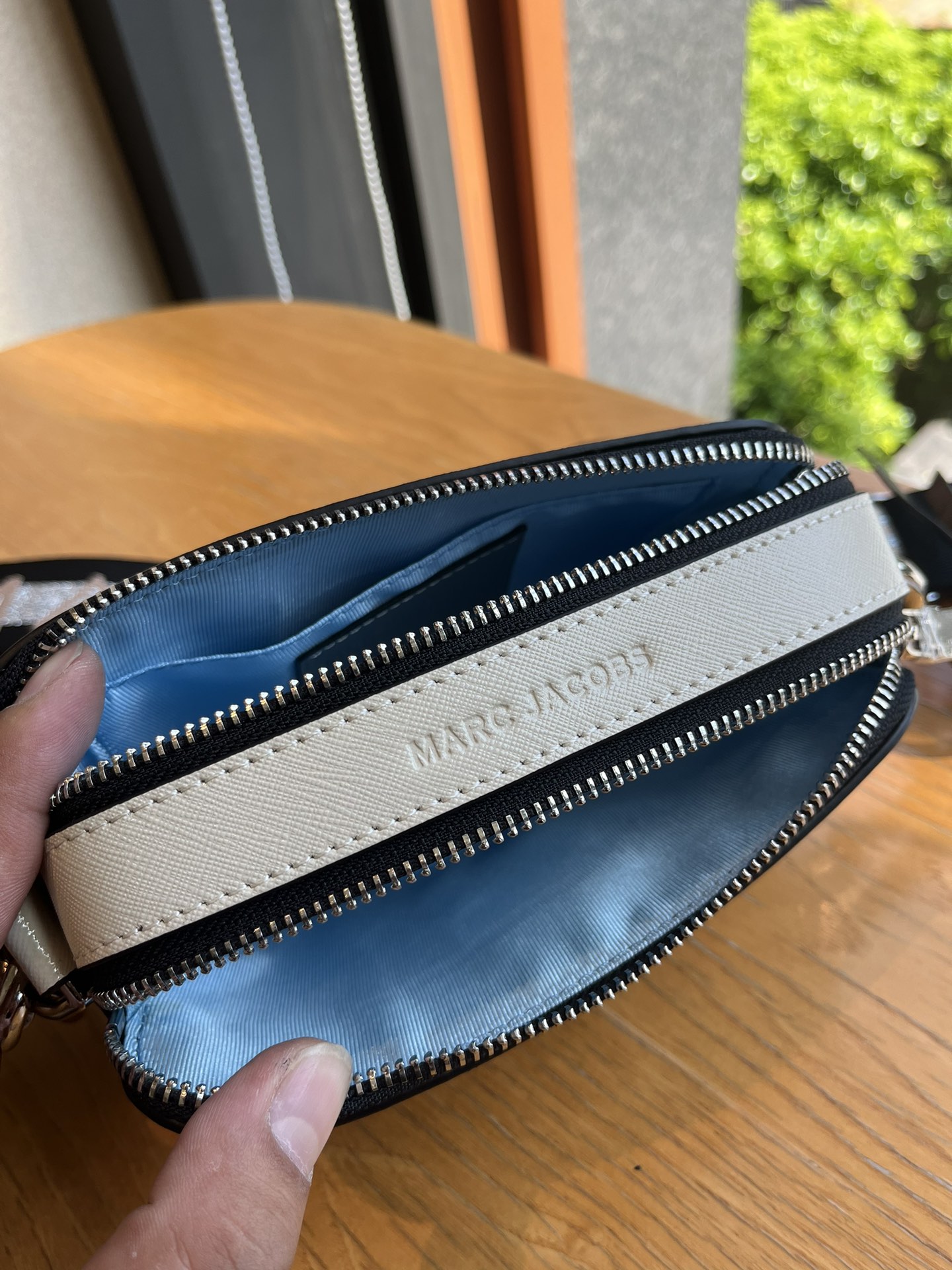 THE MJ相机包  一年四季人手必备一只的相机包 火遍全球的相机包 颜色非常美丽 更显青春活力 深得众