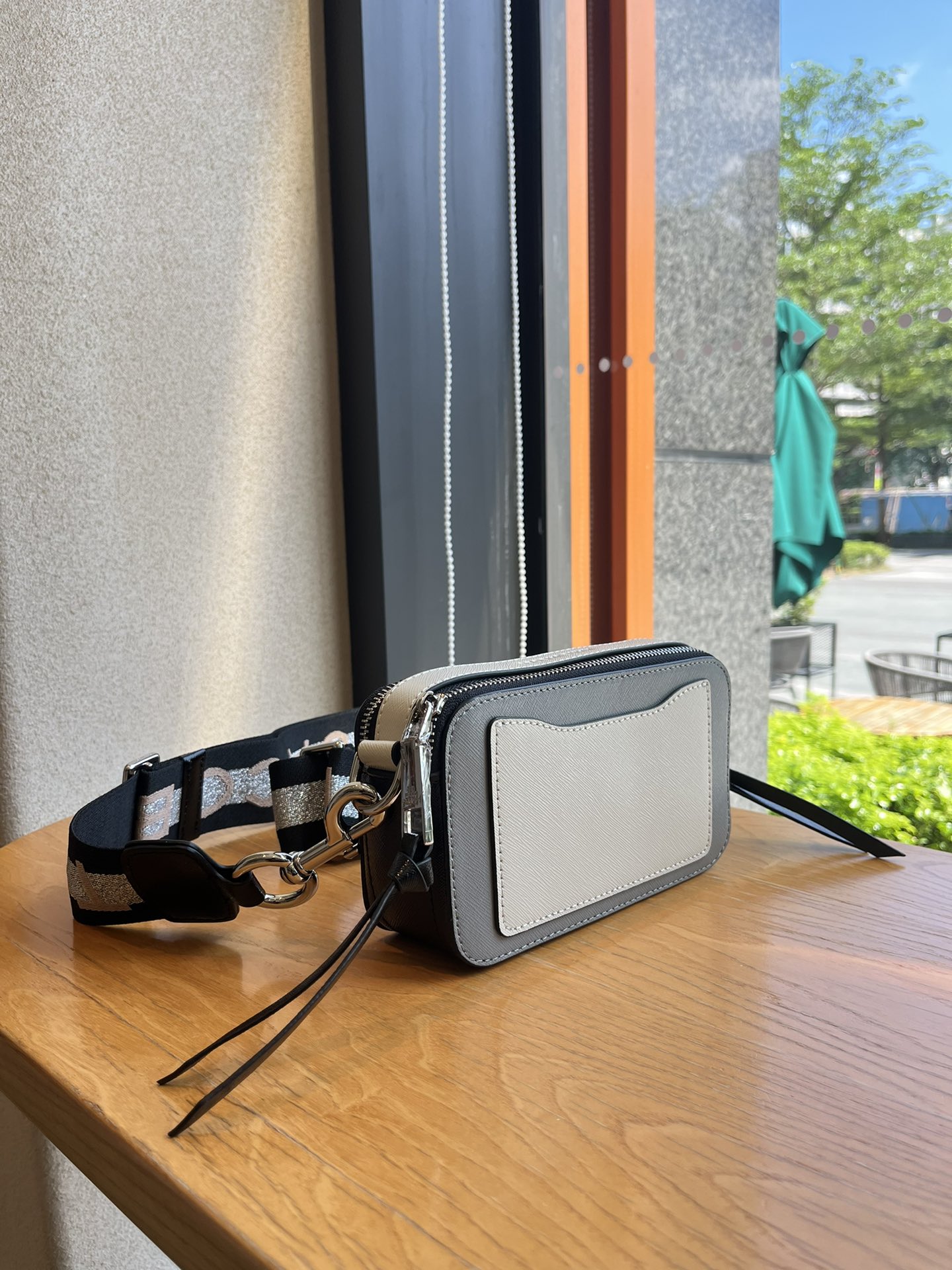 THE MJ相机包  一年四季人手必备一只的相机包 火遍全球的相机包 颜色非常美丽 更显青春活力 深得众