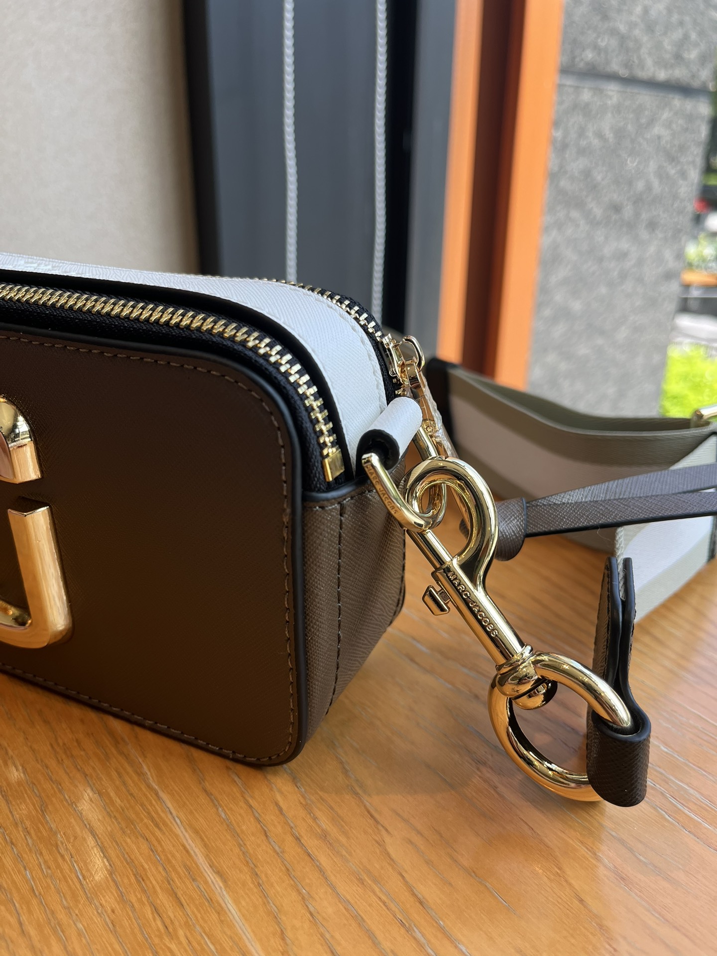 THE MJ相机包  一年四季人手必备一只的相机包 火遍全球的相机包 颜色非常美丽 更显青春活力 深得众