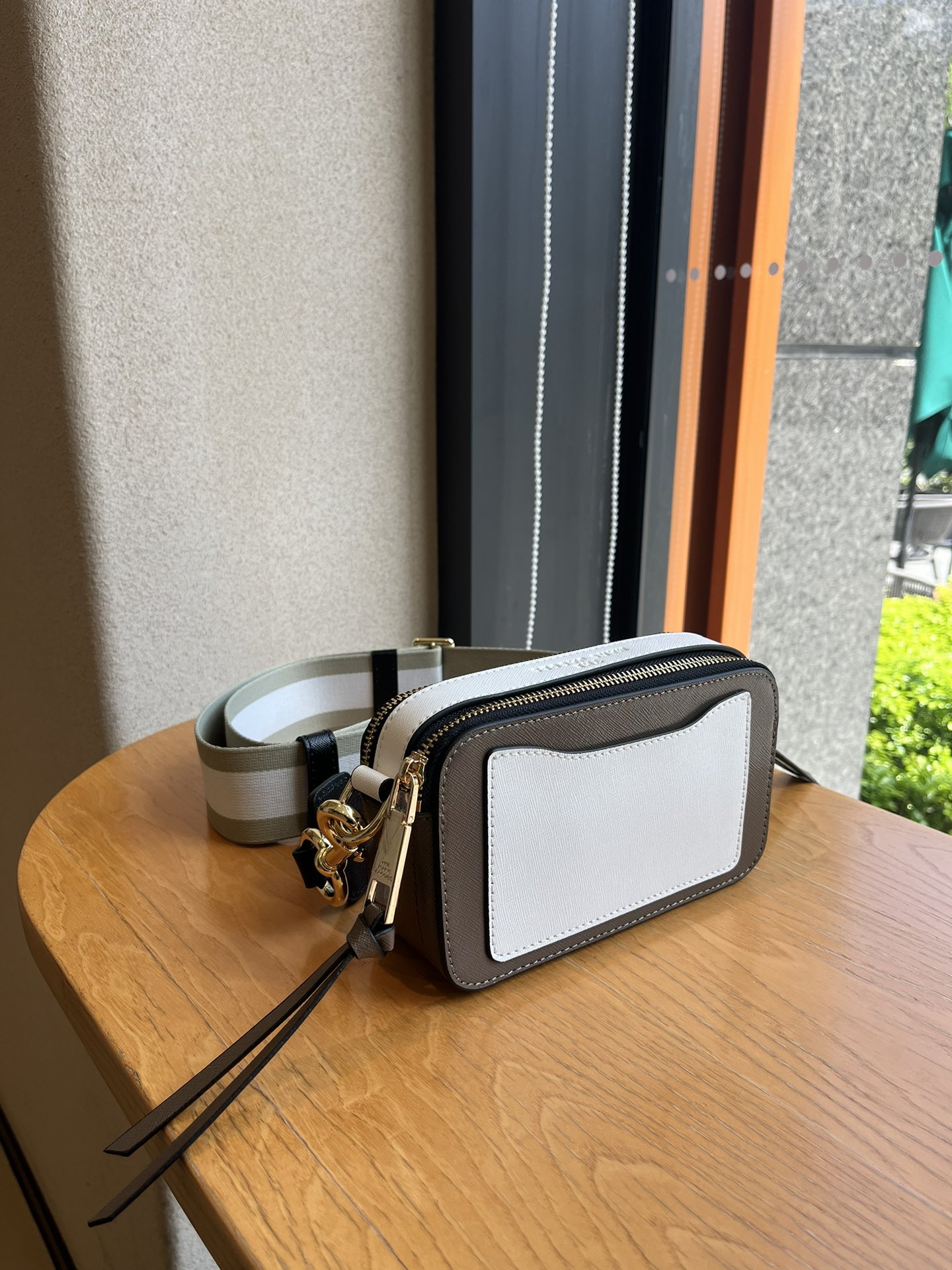 THE MJ相机包  一年四季人手必备一只的相机包 火遍全球的相机包 颜色非常美丽 更显青春活力 深得众