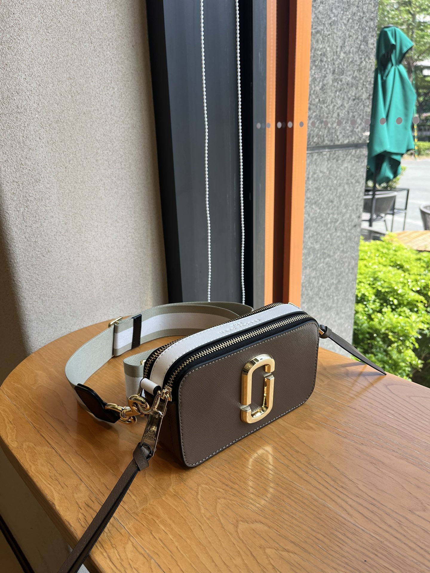 THE MJ相机包  一年四季人手必备一只的相机包 火遍全球的相机包 颜色非常美丽 更显青春活力 深得众