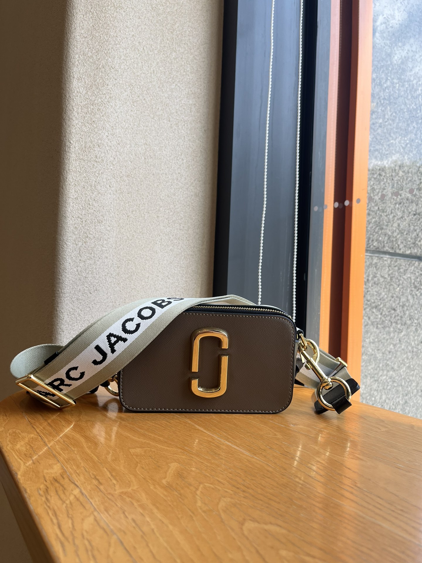 THE MJ相机包  一年四季人手必备一只的相机包 火遍全球的相机包 颜色非常美丽 更显青春活力 深得众