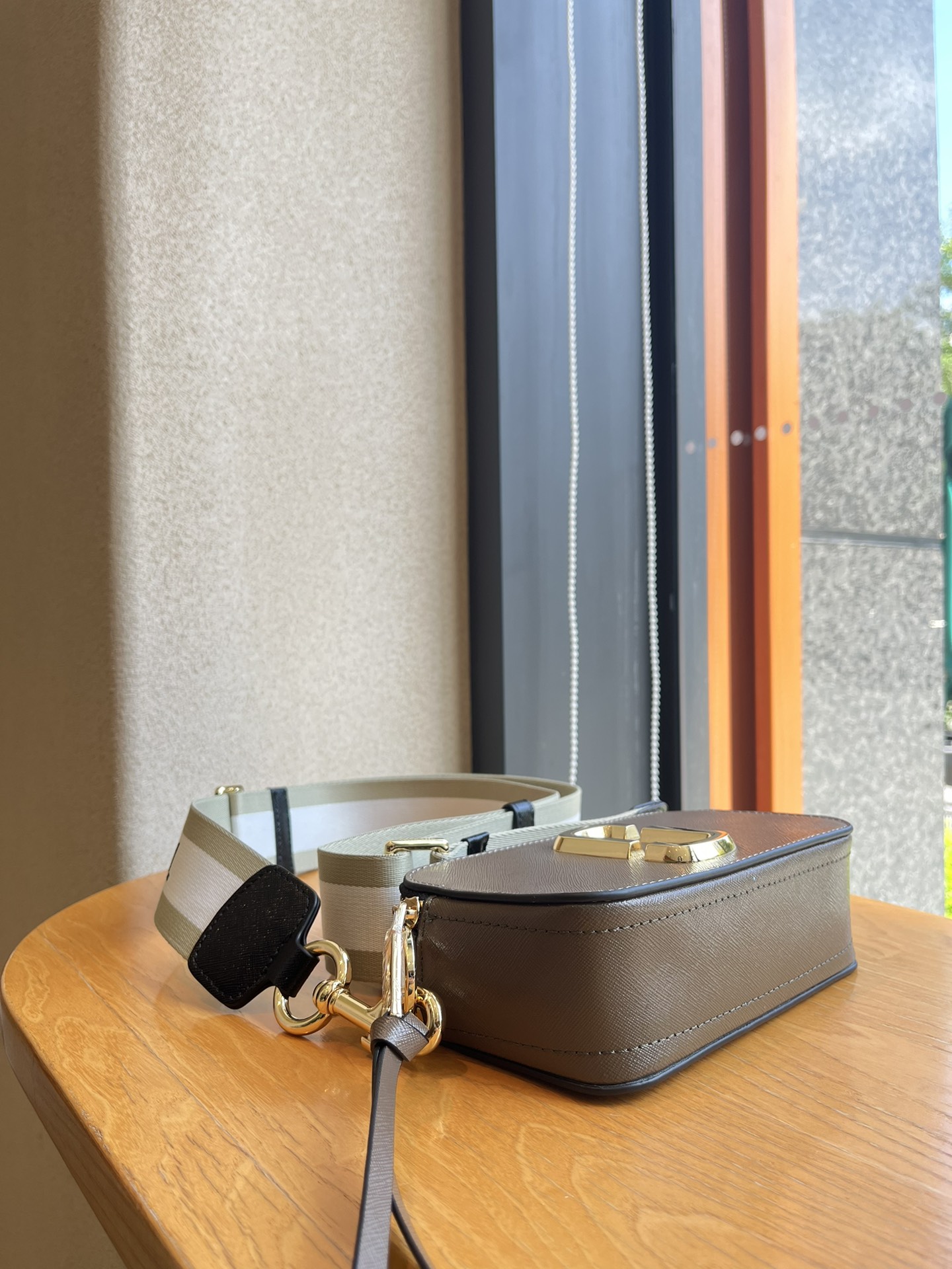 THE MJ相机包  一年四季人手必备一只的相机包 火遍全球的相机包 颜色非常美丽 更显青春活力 深得众