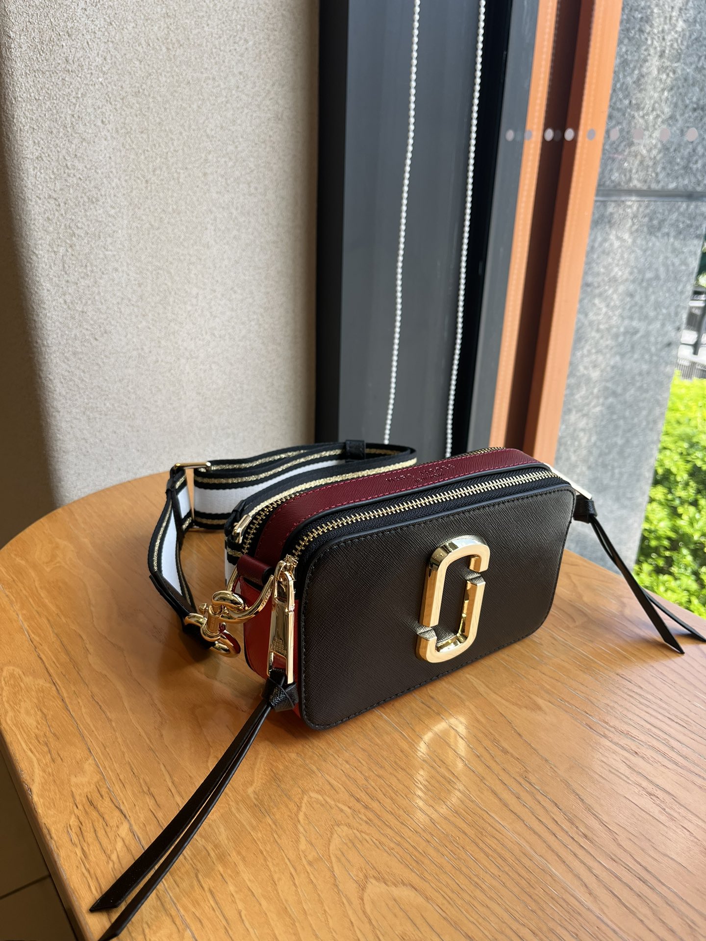 THE MJ相机包  一年四季人手必备一只的相机包 火遍全球的相机包 颜色非常美丽 更显青春活力 深得众