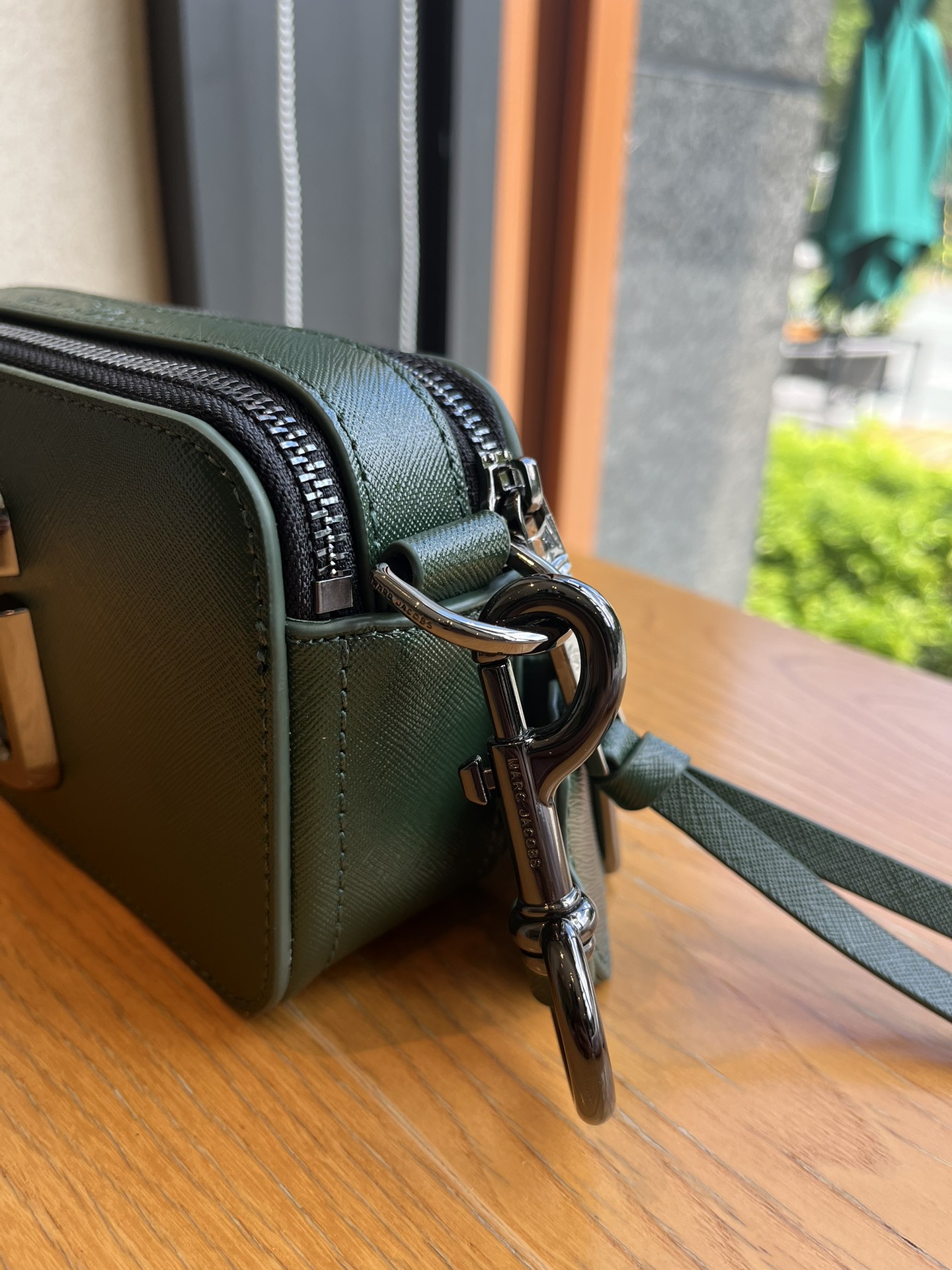 THE MJ相机包  一年四季人手必备一只的相机包 火遍全球的相机包 颜色非常美丽 更显青春活力 深得众