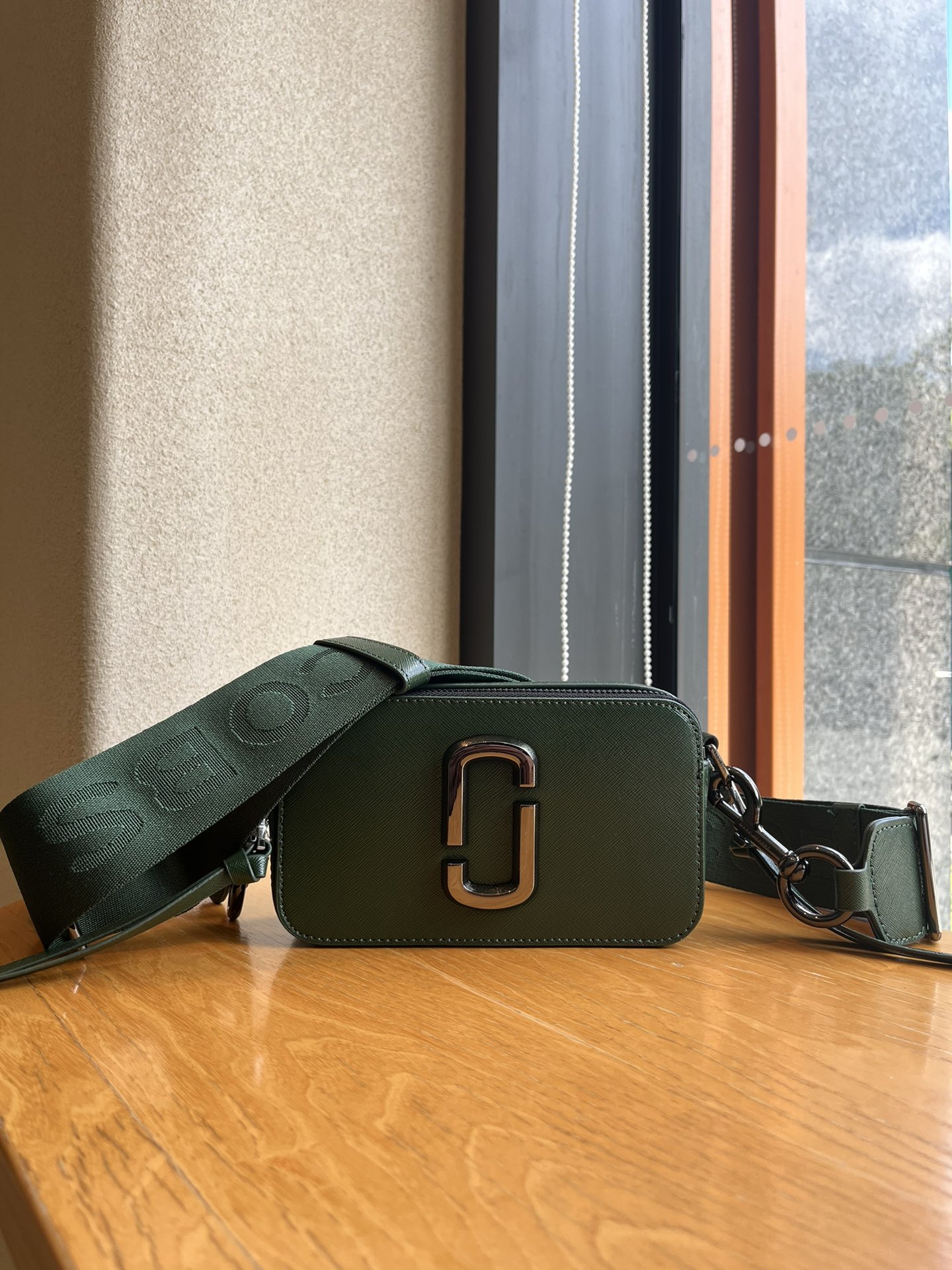 THE MJ相机包  一年四季人手必备一只的相机包 火遍全球的相机包 颜色非常美丽 更显青春活力 深得众