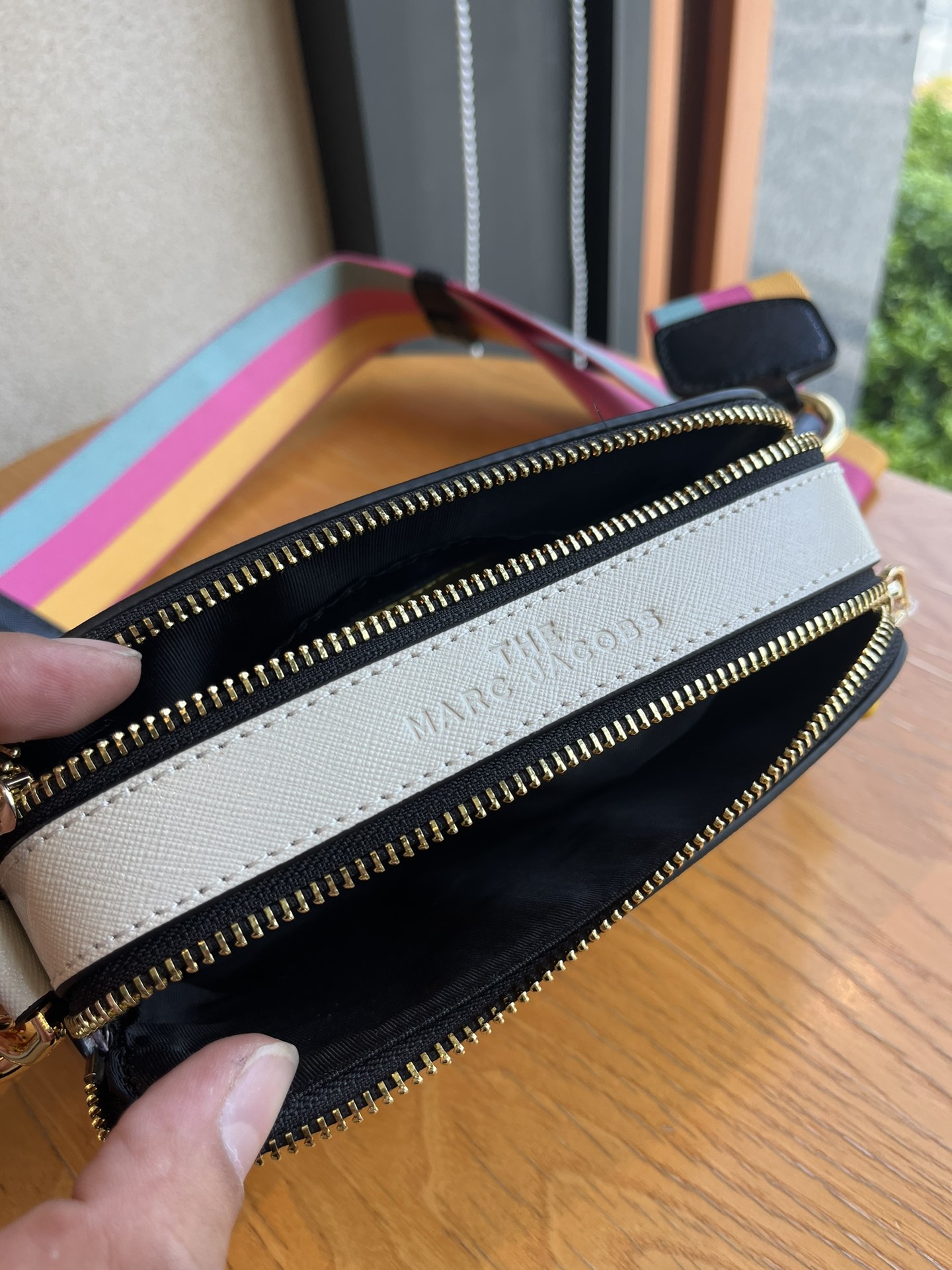 THE MJ相机包  一年四季人手必备一只的相机包 火遍全球的相机包 颜色非常美丽 更显青春活力 深得众