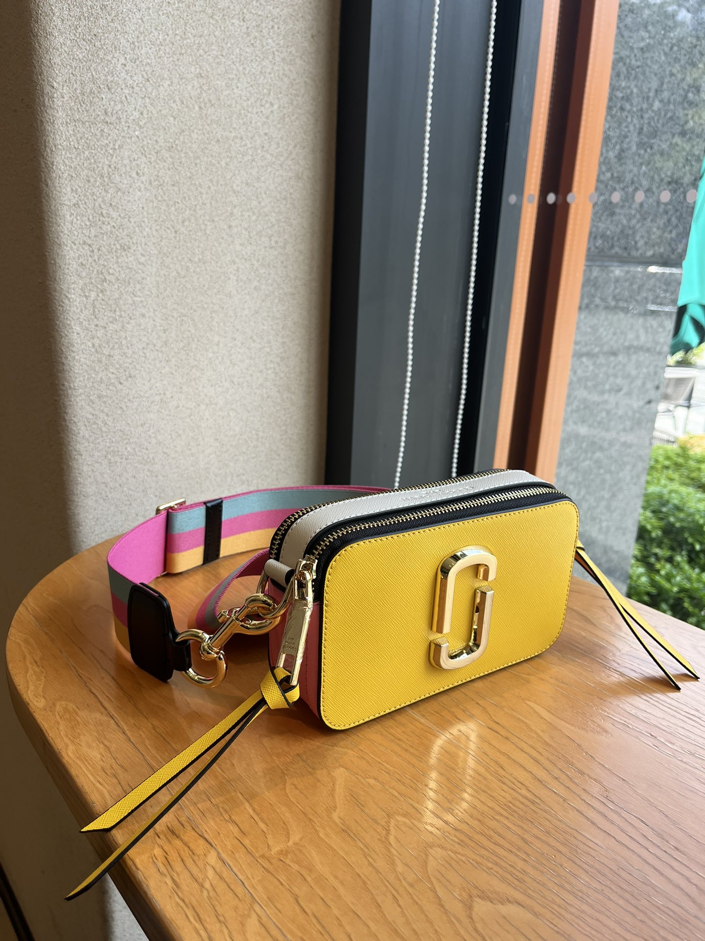 THE MJ相机包  一年四季人手必备一只的相机包 火遍全球的相机包 颜色非常美丽 更显青春活力 深得众