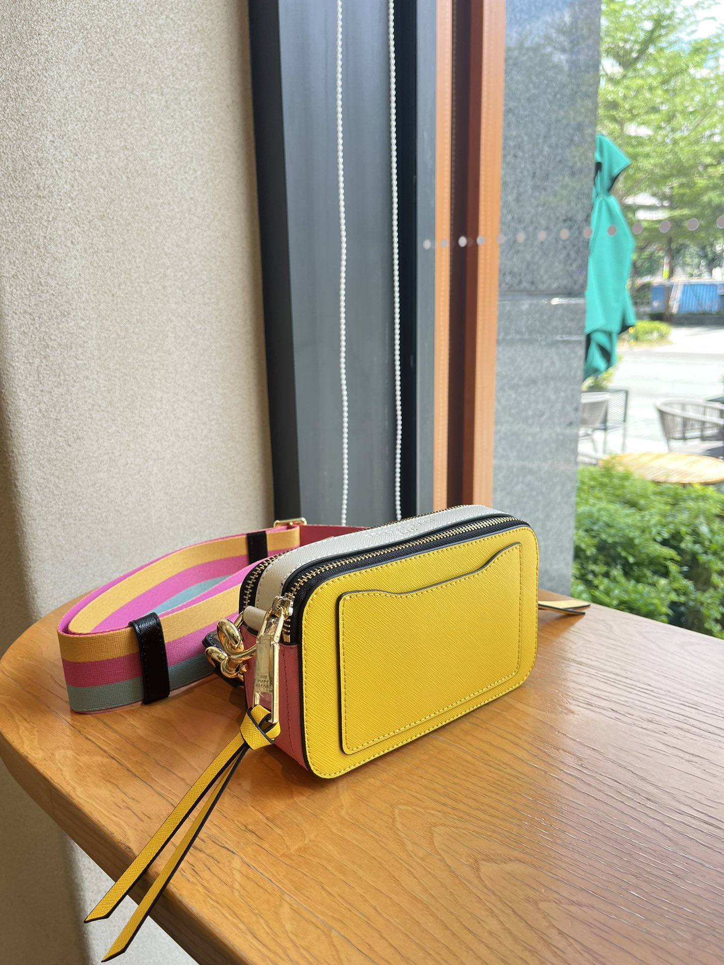 THE MJ相机包  一年四季人手必备一只的相机包 火遍全球的相机包 颜色非常美丽 更显青春活力 深得众