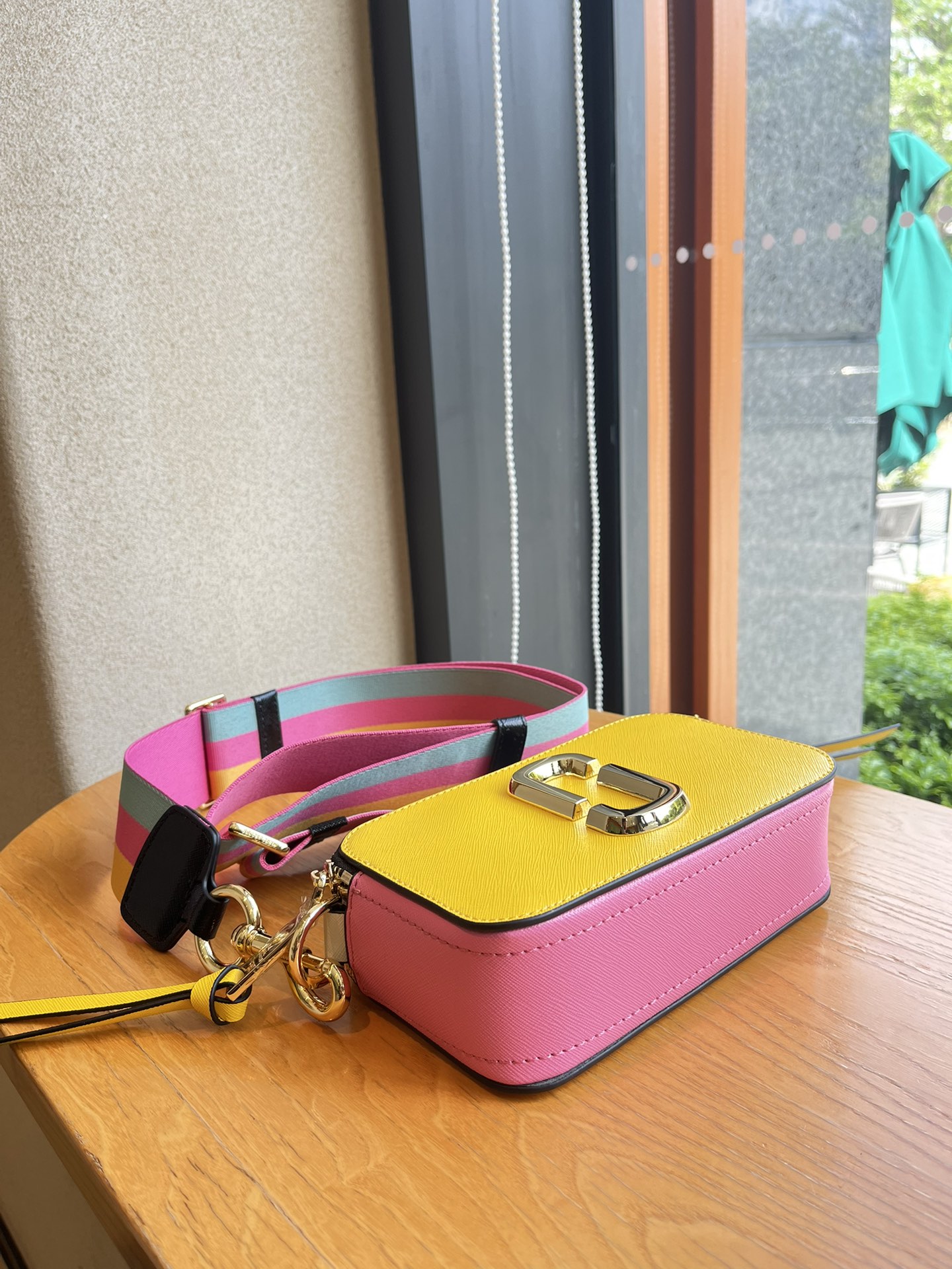 THE MJ相机包  一年四季人手必备一只的相机包 火遍全球的相机包 颜色非常美丽 更显青春活力 深得众