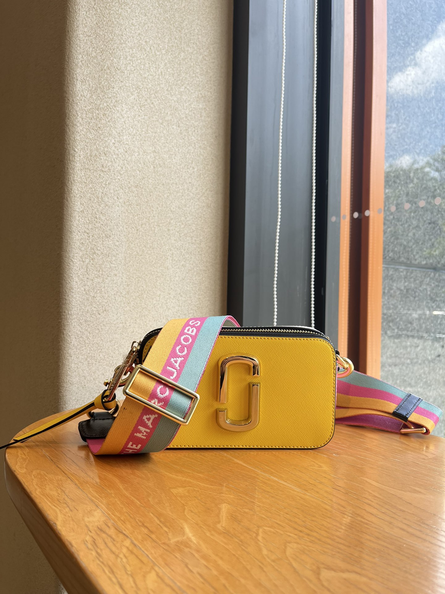 THE MJ相机包  一年四季人手必备一只的相机包 火遍全球的相机包 颜色非常美丽 更显青春活力 深得众