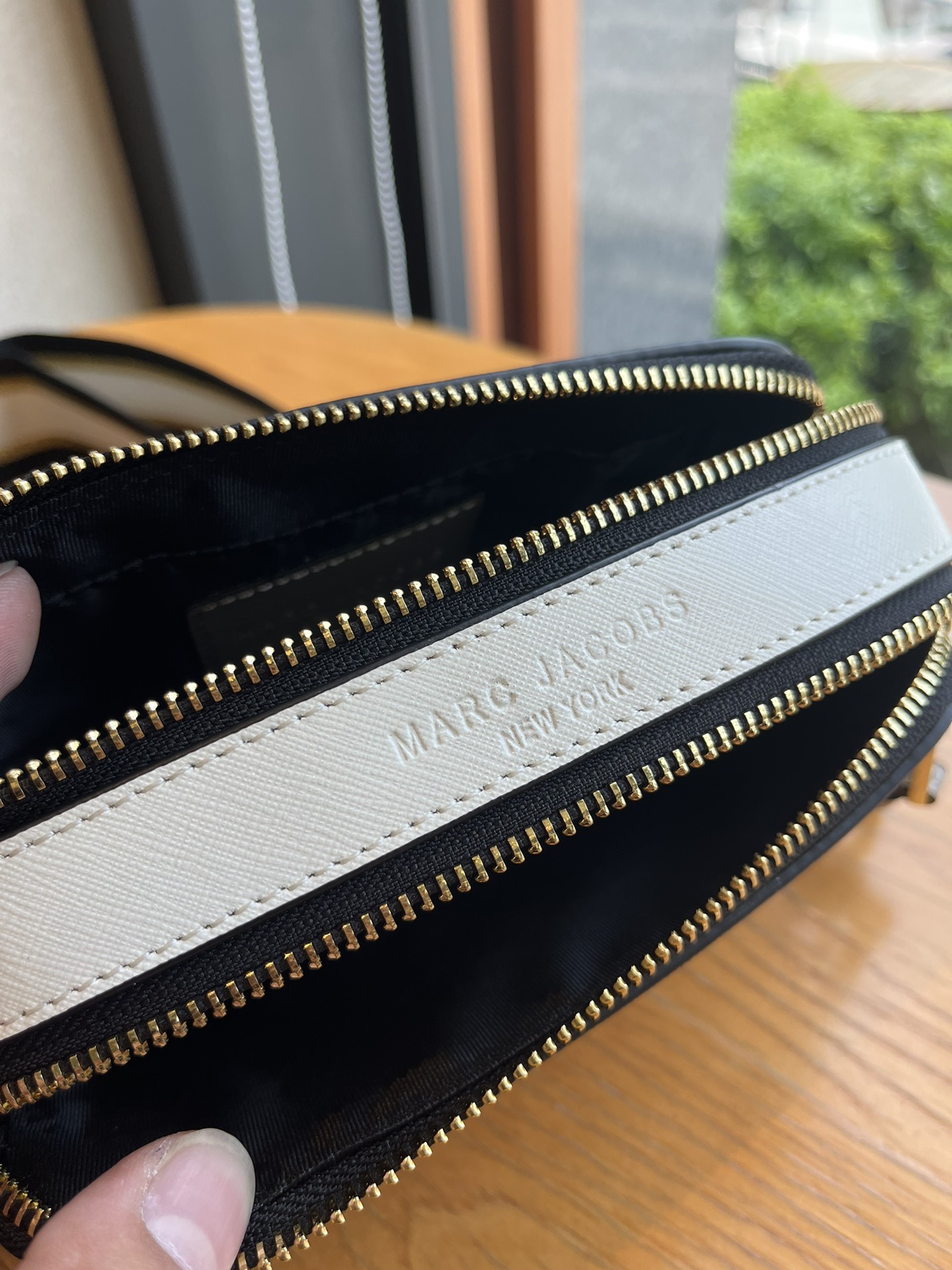 THE MJ相机包  一年四季人手必备一只的相机包 火遍全球的相机包 颜色非常美丽 更显青春活力 深得众