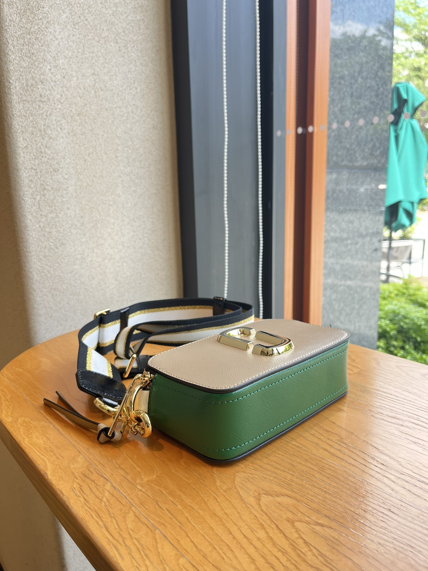 THE MJ相机包  一年四季人手必备一只的相机包 火遍全球的相机包 颜色非常美丽 更显青春活力 深得众