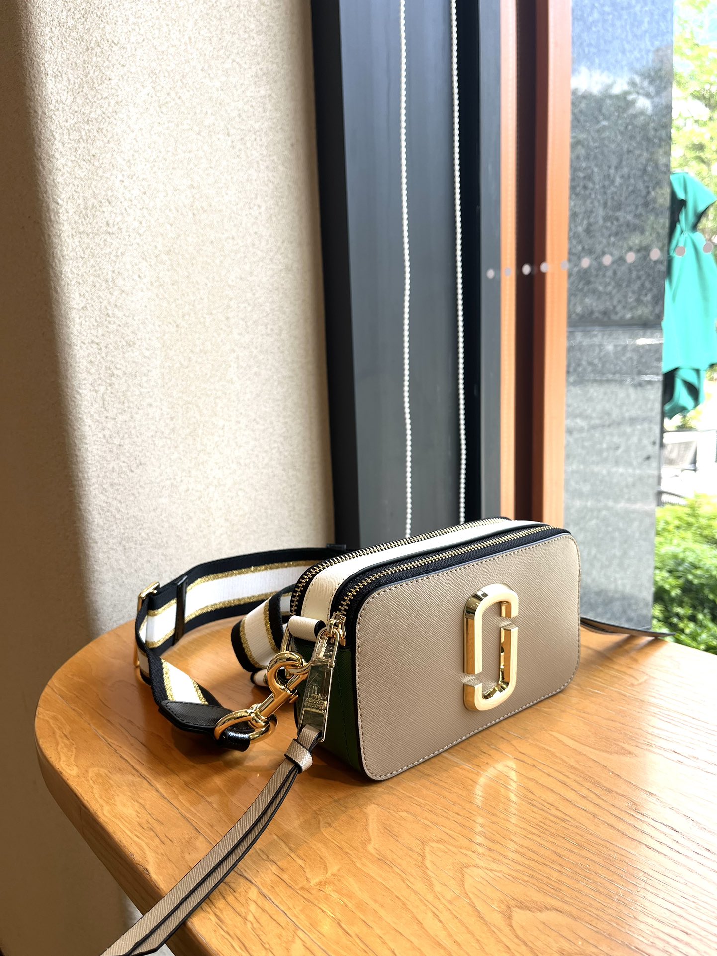 THE MJ相机包  一年四季人手必备一只的相机包 火遍全球的相机包 颜色非常美丽 更显青春活力 深得众