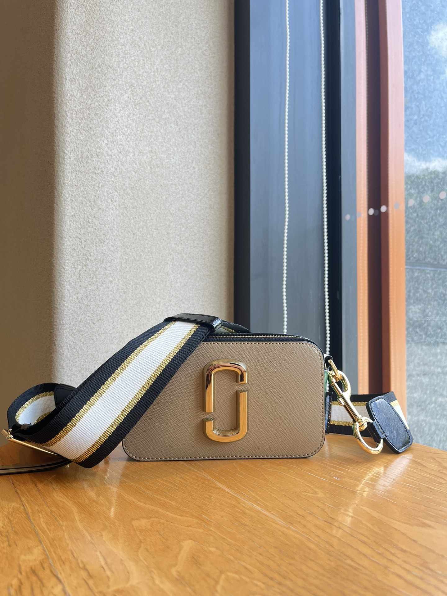 THE MJ相机包  一年四季人手必备一只的相机包 火遍全球的相机包 颜色非常美丽 更显青春活力 深得众