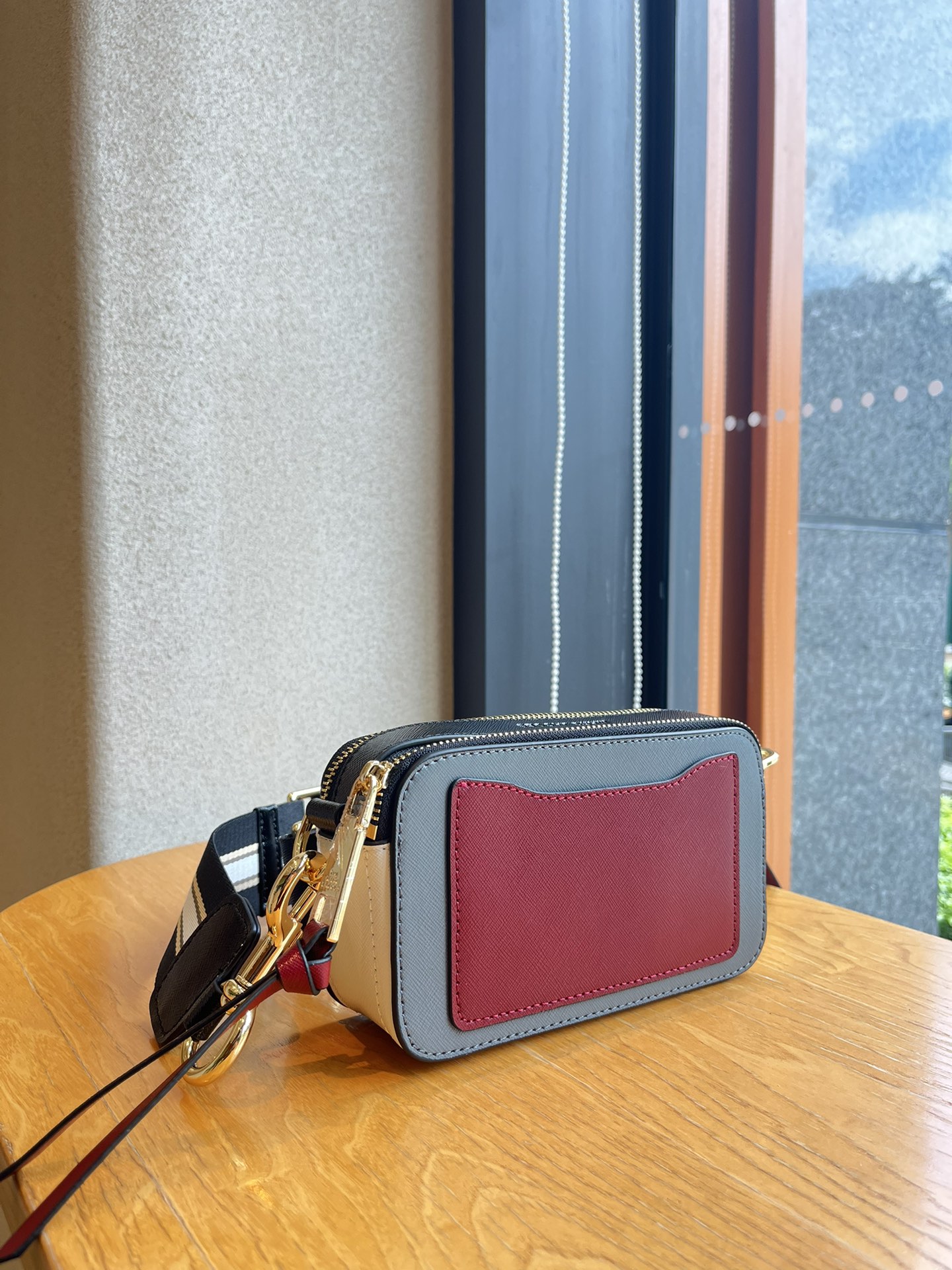 THE MJ相机包  一年四季人手必备一只的相机包 火遍全球的相机包 颜色非常美丽 更显青春活力 深得众