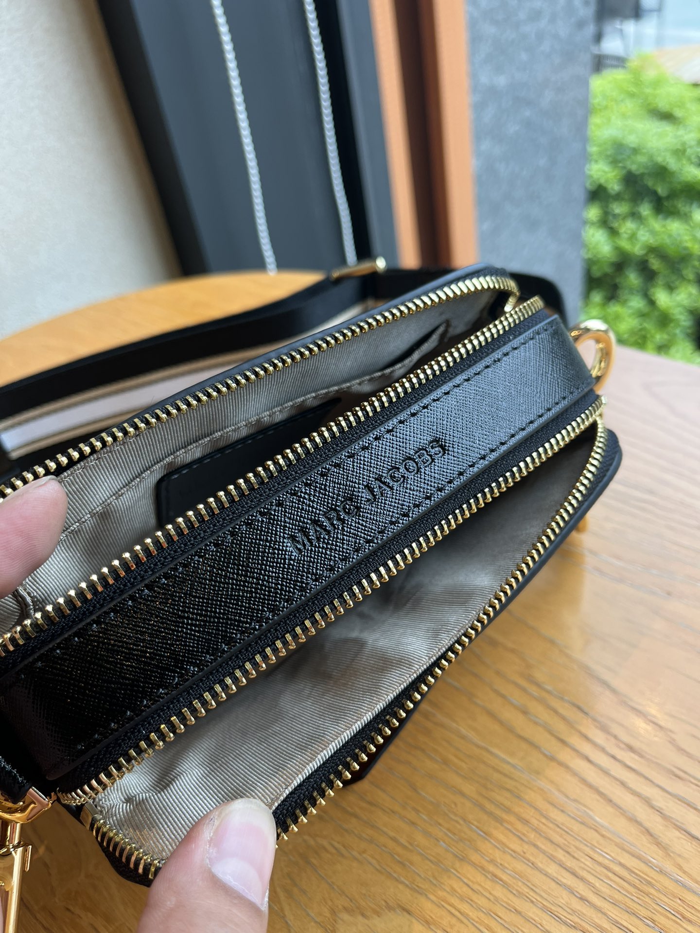 THE MJ相机包  一年四季人手必备一只的相机包 火遍全球的相机包 颜色非常美丽 更显青春活力 深得众