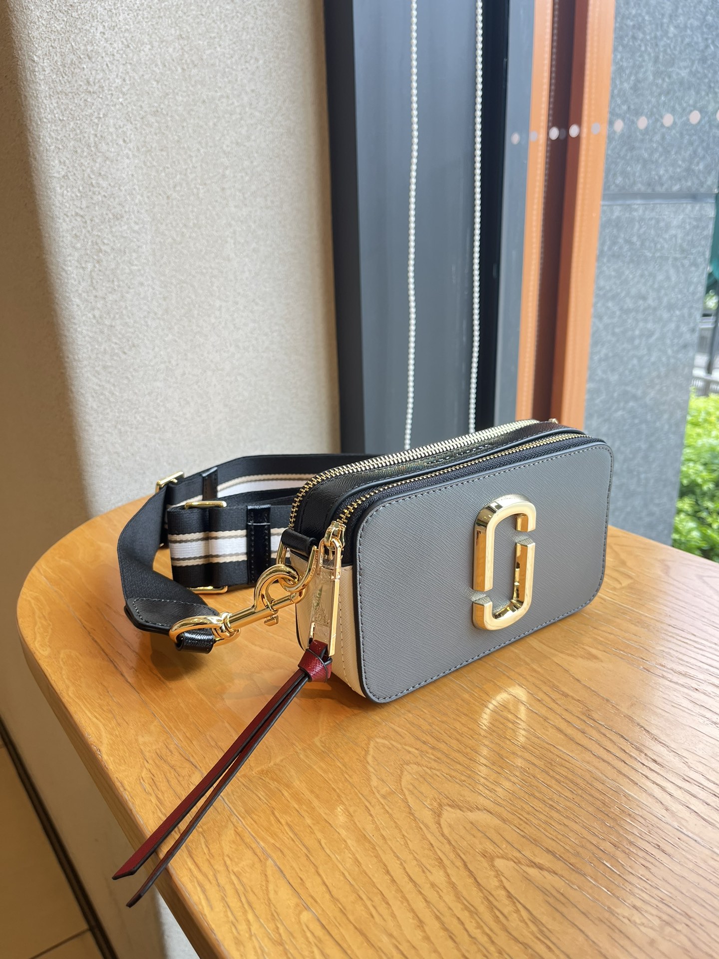 THE MJ相机包  一年四季人手必备一只的相机包 火遍全球的相机包 颜色非常美丽 更显青春活力 深得众