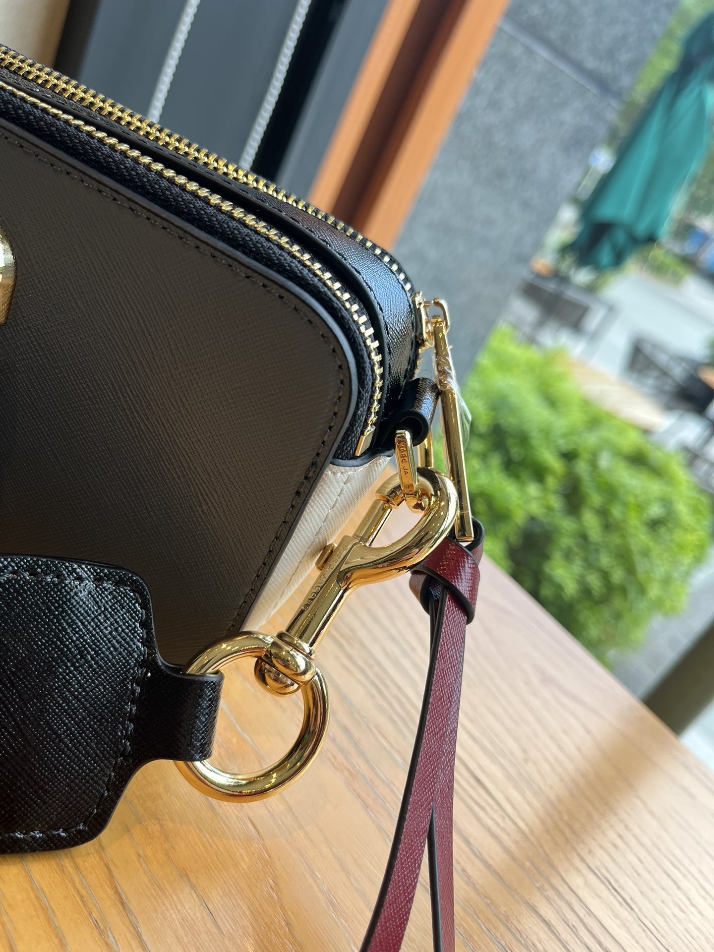 THE MJ相机包  一年四季人手必备一只的相机包 火遍全球的相机包 颜色非常美丽 更显青春活力 深得众