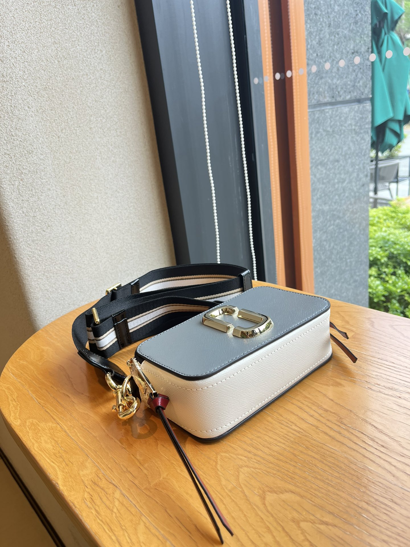 THE MJ相机包  一年四季人手必备一只的相机包 火遍全球的相机包 颜色非常美丽 更显青春活力 深得众