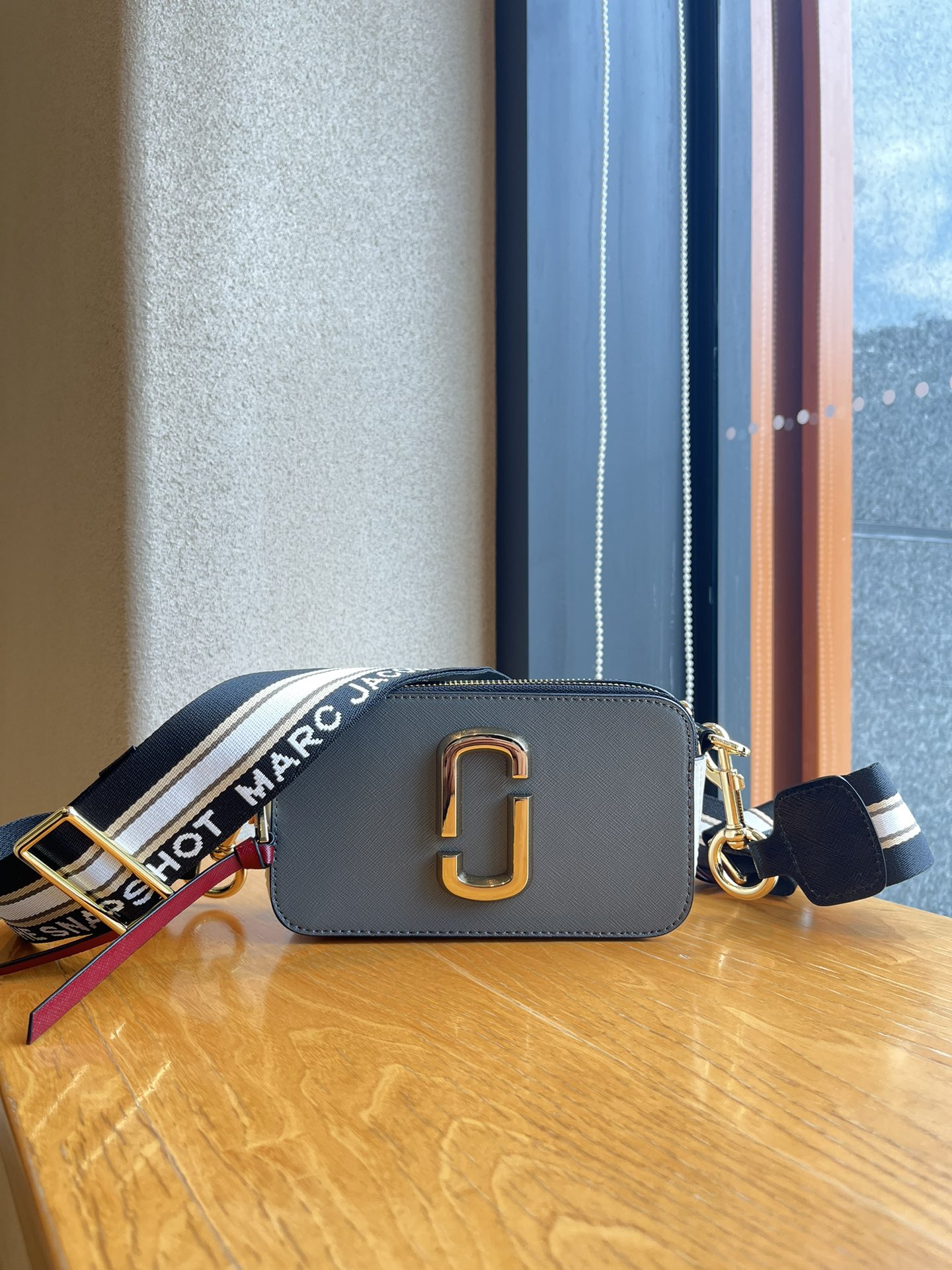 THE MJ相机包  一年四季人手必备一只的相机包 火遍全球的相机包 颜色非常美丽 更显青春活力 深得众