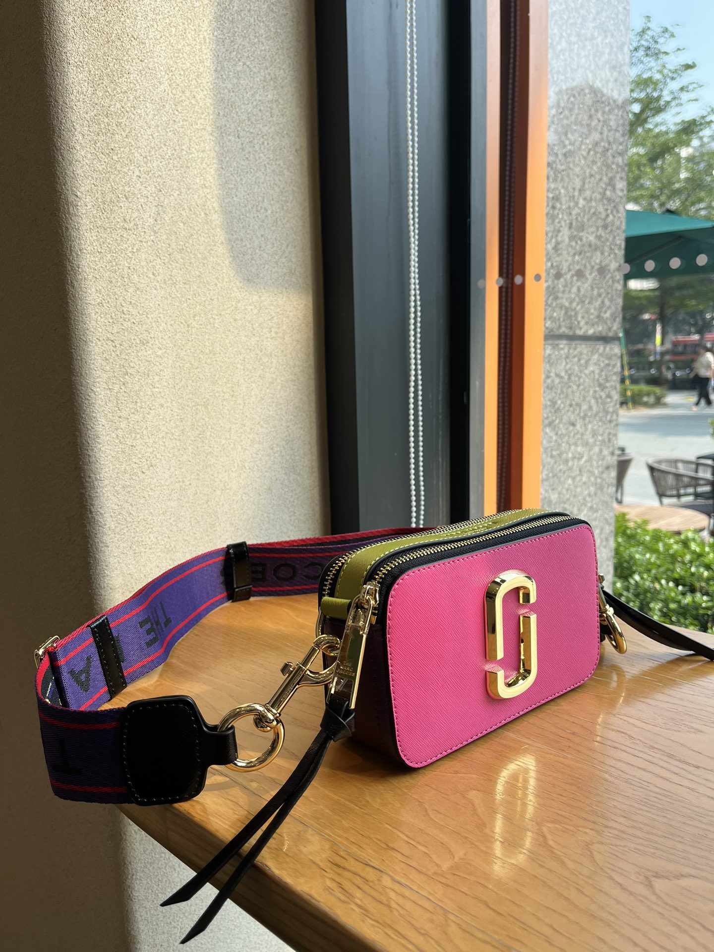 THE MJ相机包  一年四季人手必备一只的相机包 火遍全球的相机包 颜色非常美丽 更显青春活力 深得众