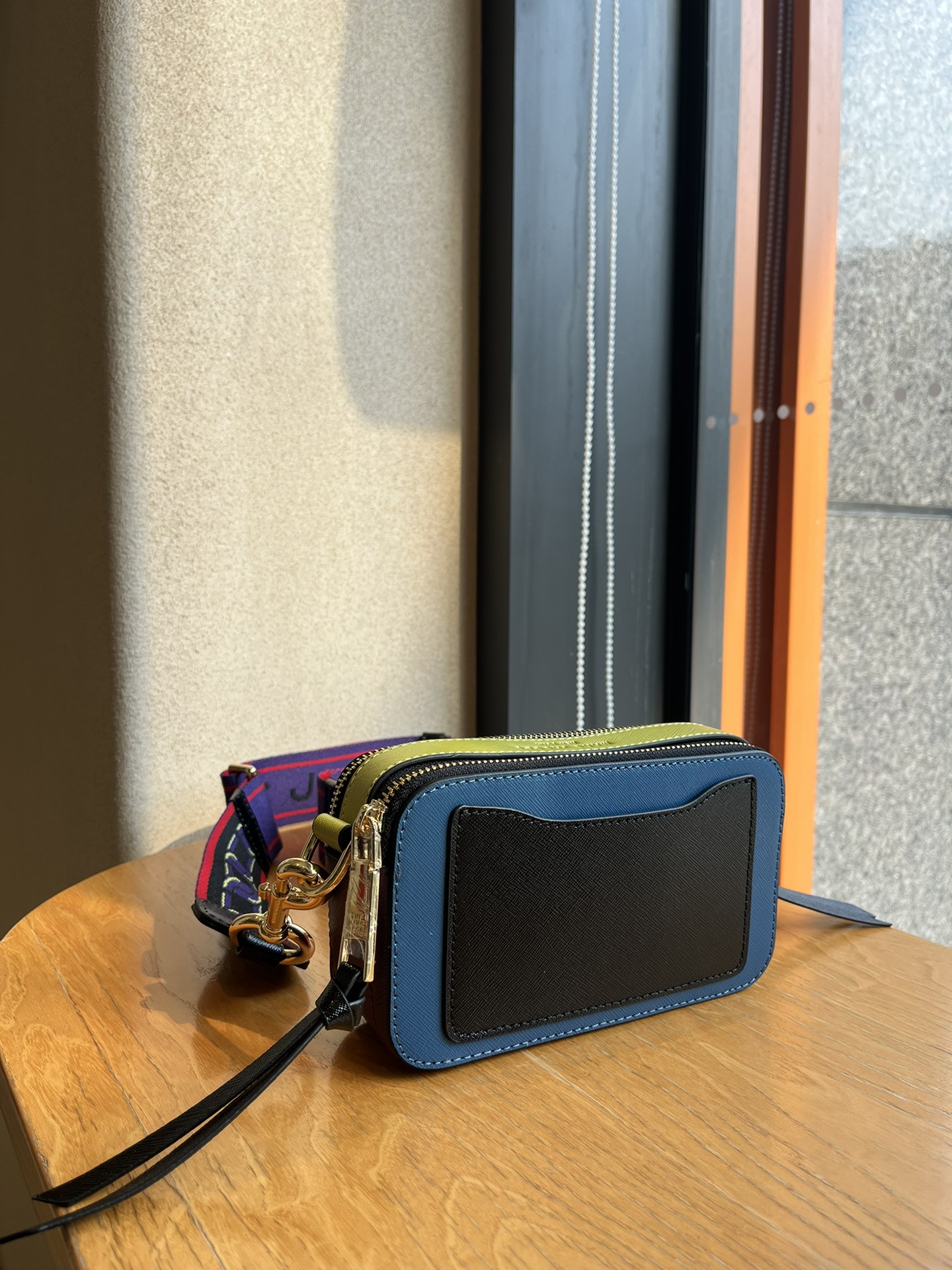 THE MJ相机包  一年四季人手必备一只的相机包 火遍全球的相机包 颜色非常美丽 更显青春活力 深得众