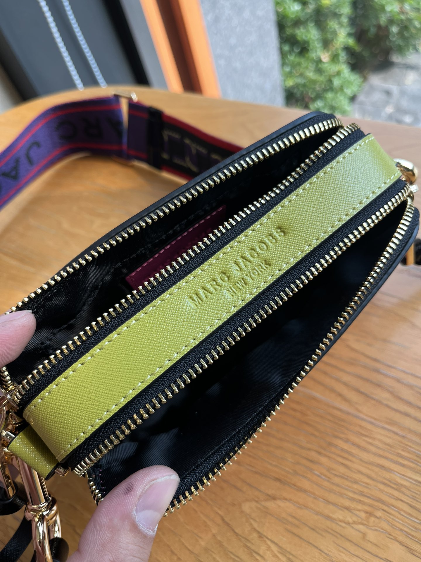 THE MJ相机包  一年四季人手必备一只的相机包 火遍全球的相机包 颜色非常美丽 更显青春活力 深得众