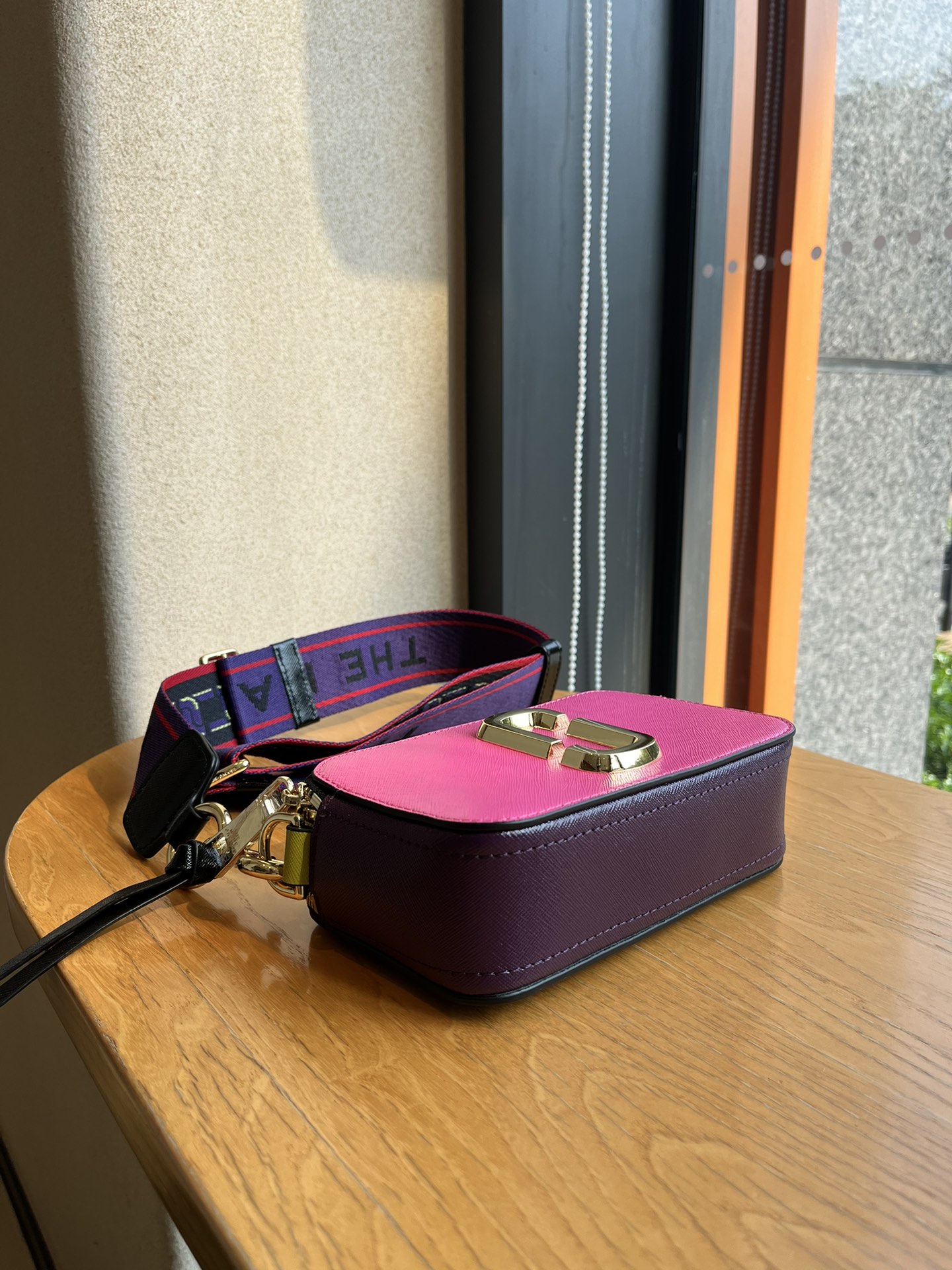 THE MJ相机包  一年四季人手必备一只的相机包 火遍全球的相机包 颜色非常美丽 更显青春活力 深得众