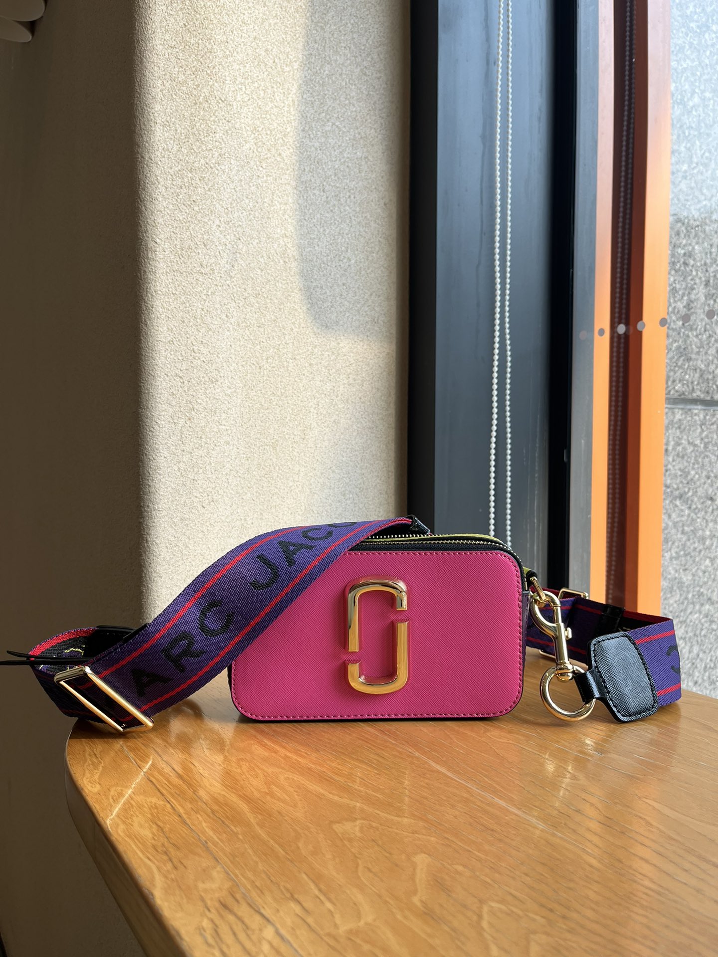 THE MJ相机包  一年四季人手必备一只的相机包 火遍全球的相机包 颜色非常美丽 更显青春活力 深得众