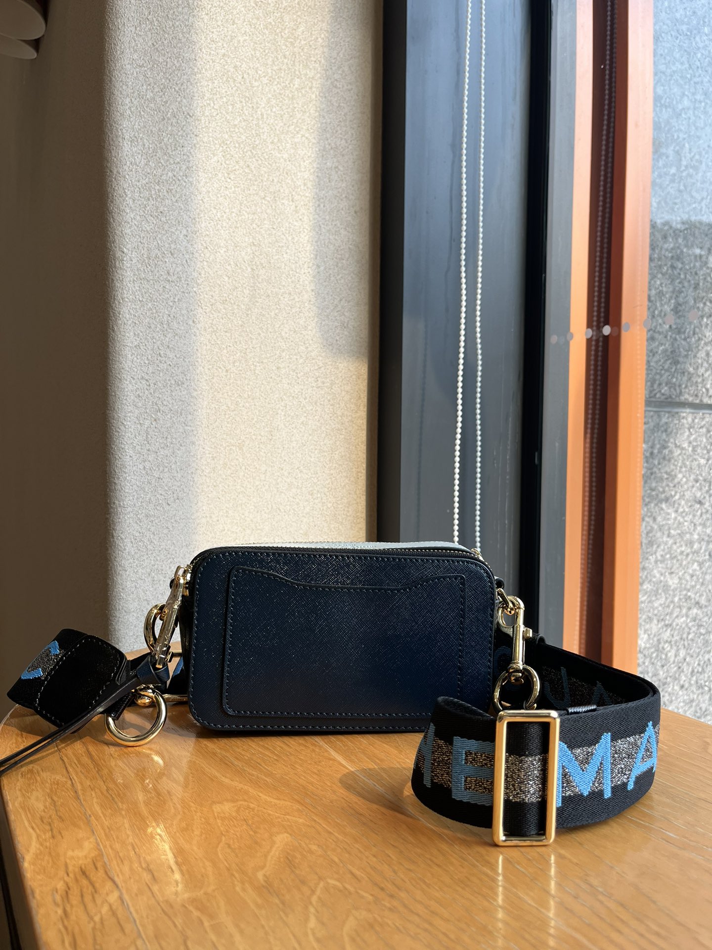 THE MJ相机包  一年四季人手必备一只的相机包 火遍全球的相机包 颜色非常美丽 更显青春活力 深得众