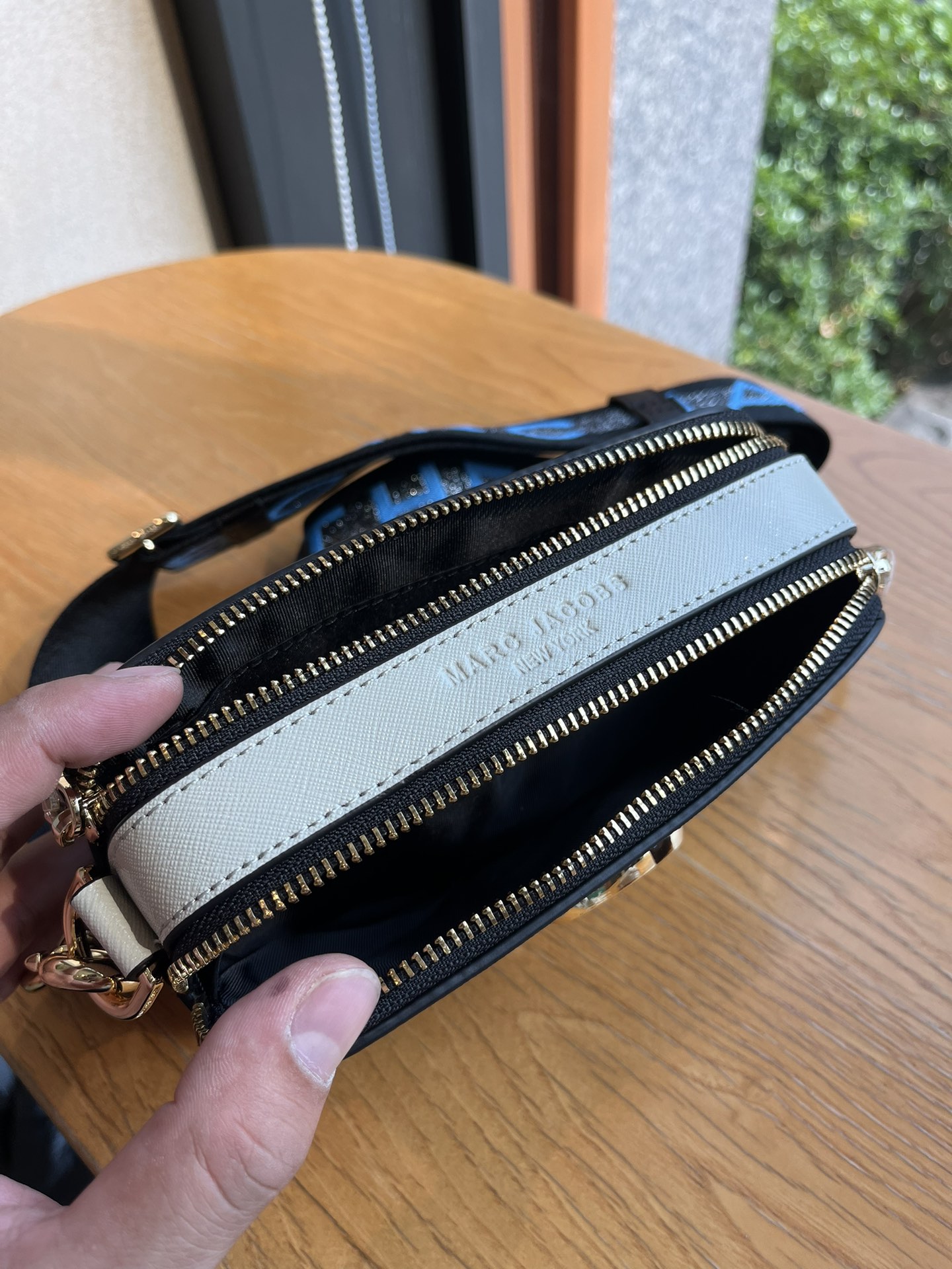 THE MJ相机包  一年四季人手必备一只的相机包 火遍全球的相机包 颜色非常美丽 更显青春活力 深得众