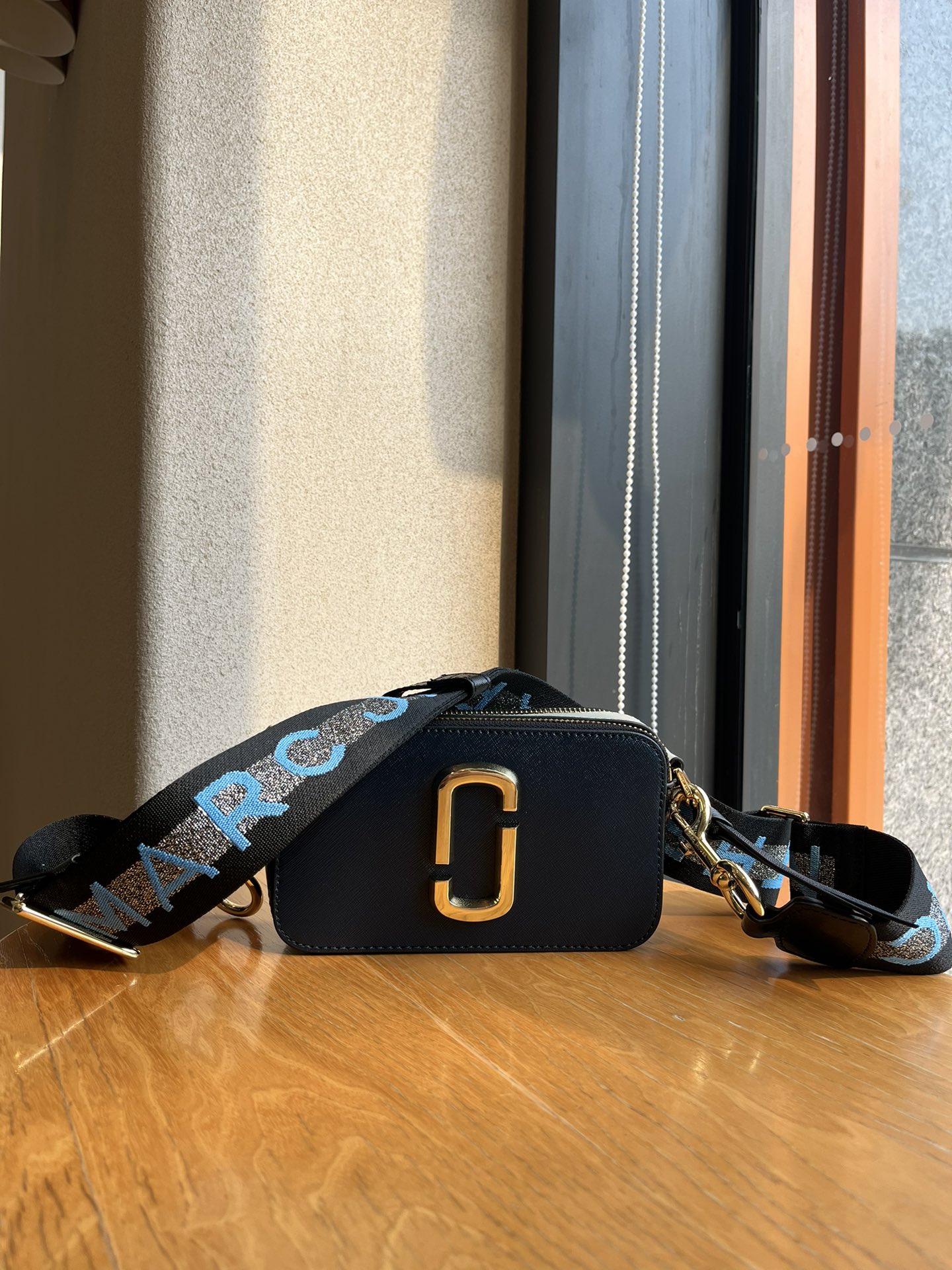 THE MJ相机包  一年四季人手必备一只的相机包 火遍全球的相机包 颜色非常美丽 更显青春活力 深得众