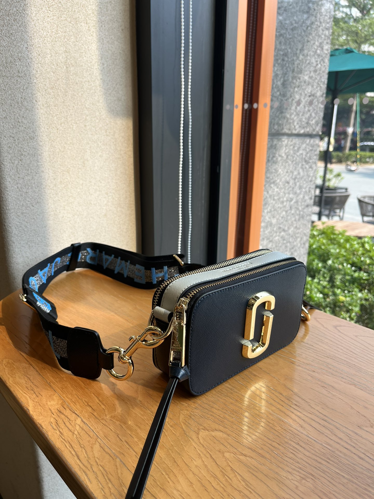 THE MJ相机包  一年四季人手必备一只的相机包 火遍全球的相机包 颜色非常美丽 更显青春活力 深得众