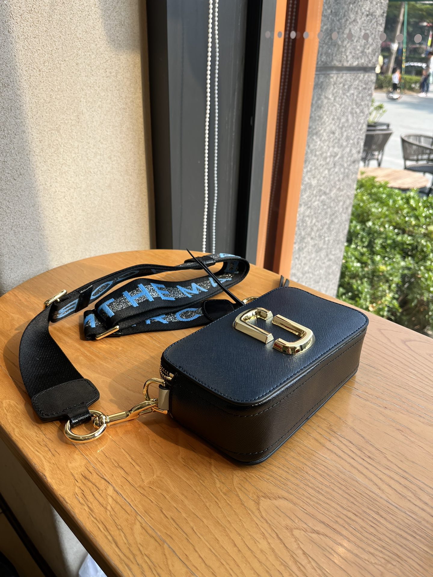 THE MJ相机包  一年四季人手必备一只的相机包 火遍全球的相机包 颜色非常美丽 更显青春活力 深得众