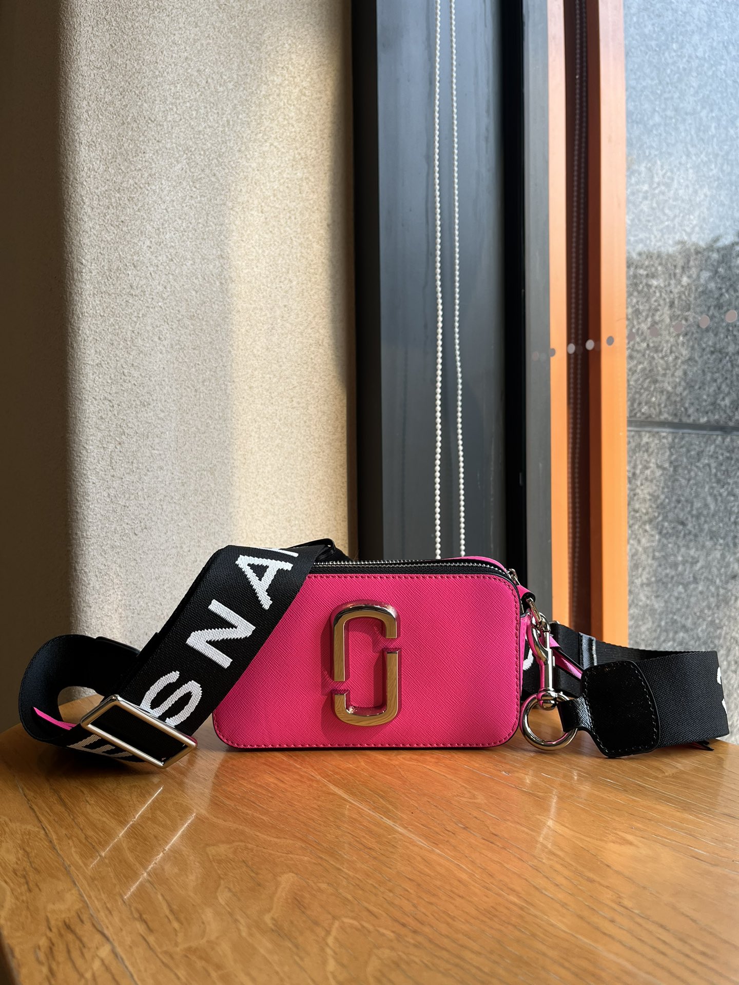 THE MJ相机包  一年四季人手必备一只的相机包 火遍全球的相机包 颜色非常美丽 更显青春活力 深得众