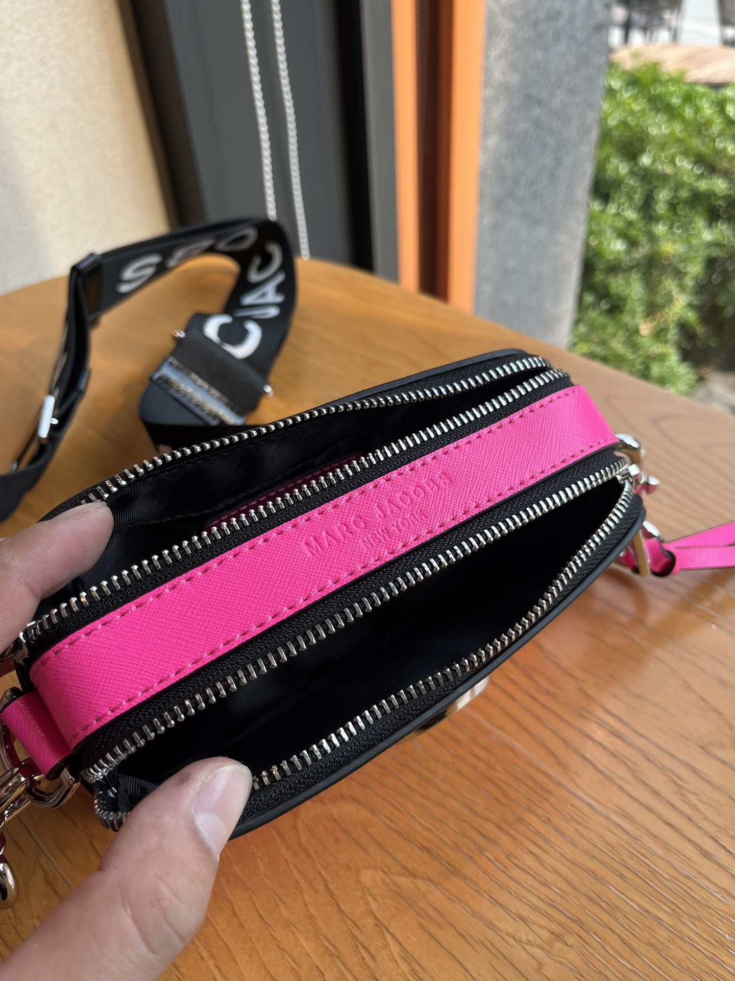 THE MJ相机包  一年四季人手必备一只的相机包 火遍全球的相机包 颜色非常美丽 更显青春活力 深得众