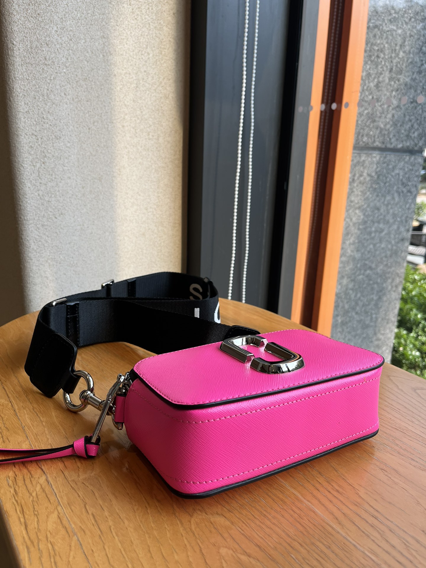 THE MJ相机包  一年四季人手必备一只的相机包 火遍全球的相机包 颜色非常美丽 更显青春活力 深得众