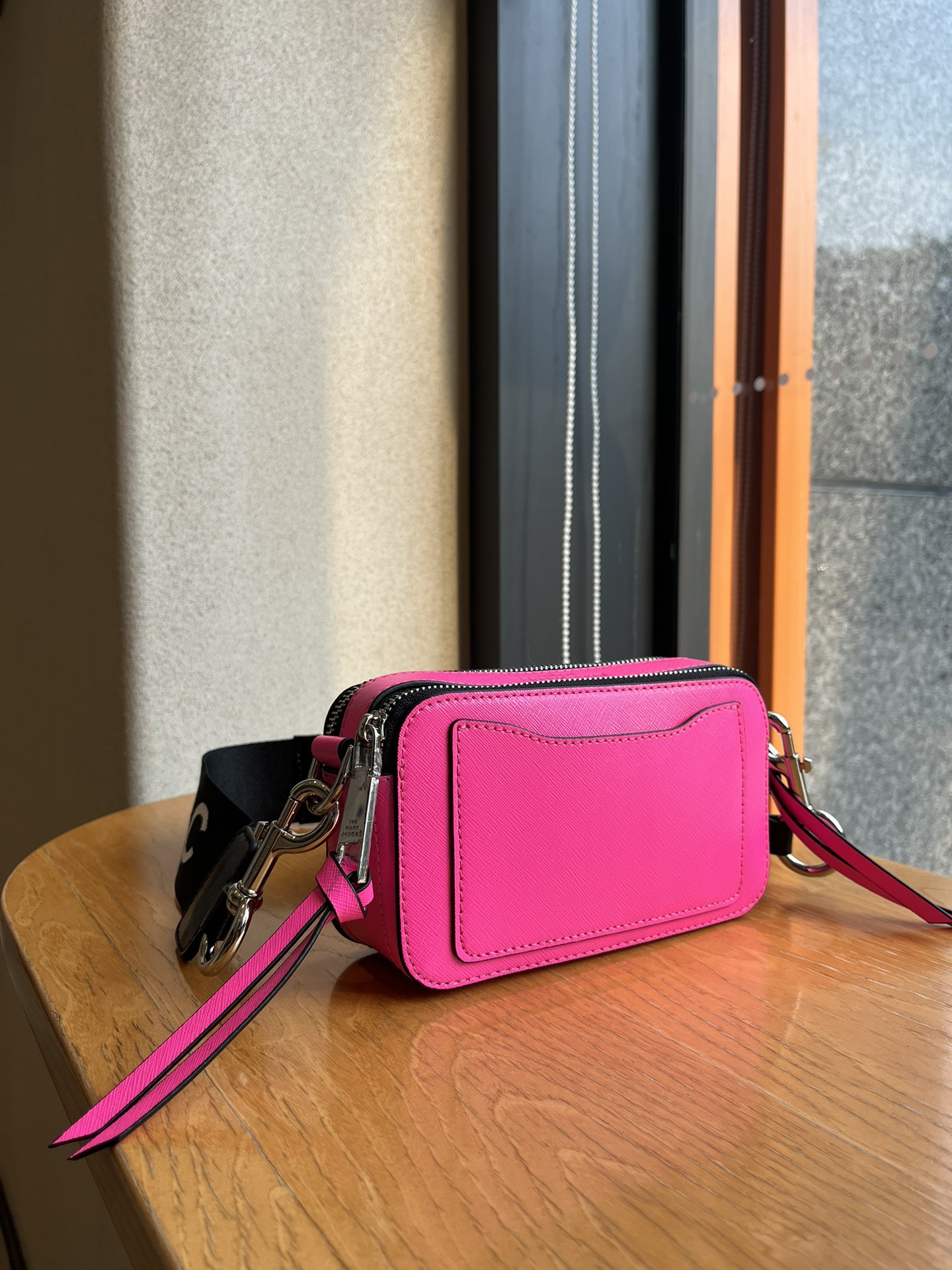 THE MJ相机包  一年四季人手必备一只的相机包 火遍全球的相机包 颜色非常美丽 更显青春活力 深得众