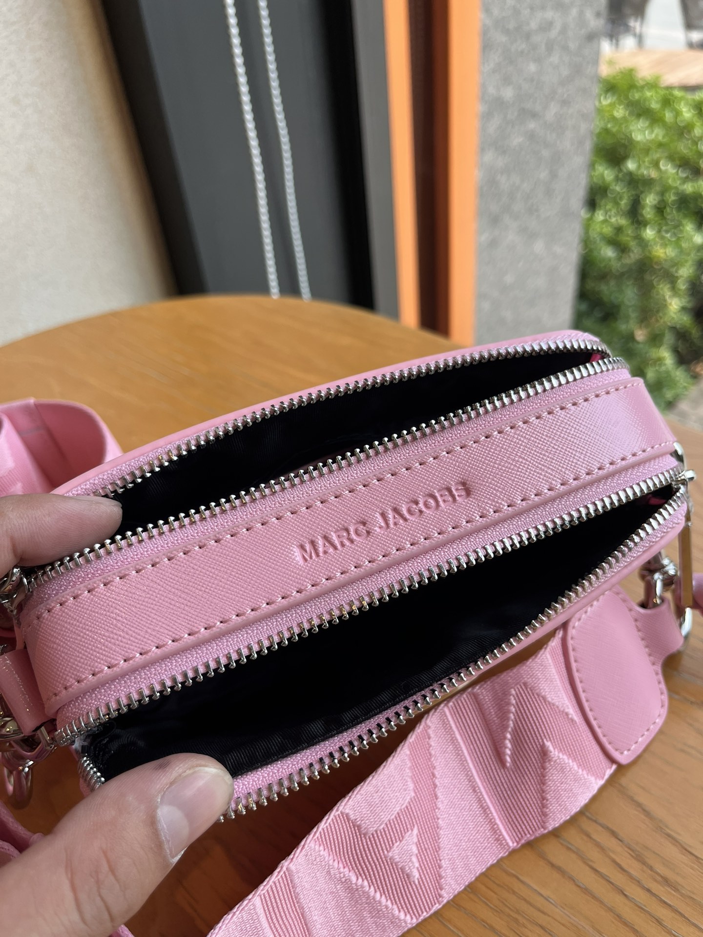 THE MJ相机包  一年四季人手必备一只的相机包 火遍全球的相机包 颜色非常美丽 更显青春活力 深得众