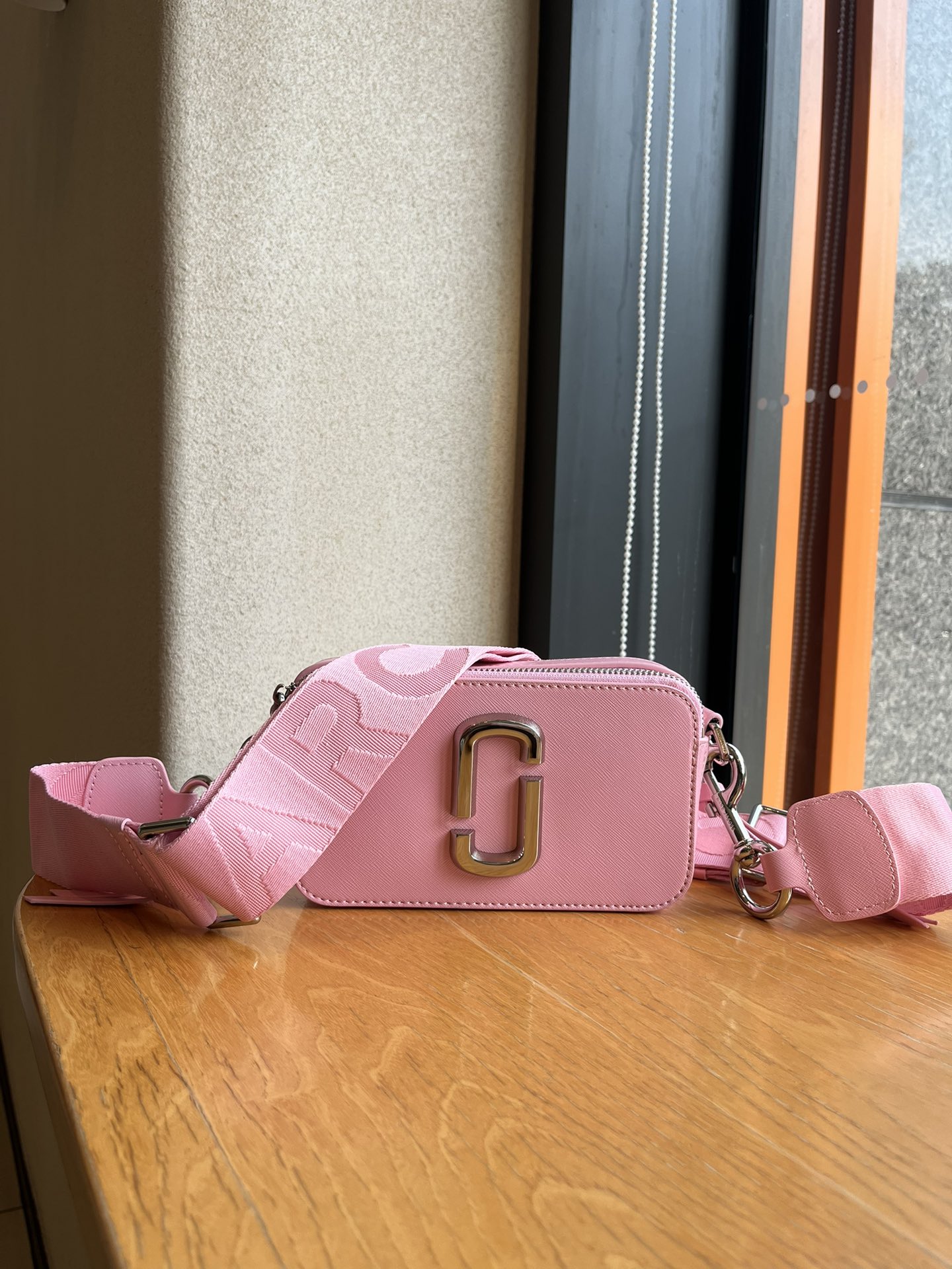 THE MJ相机包  一年四季人手必备一只的相机包 火遍全球的相机包 颜色非常美丽 更显青春活力 深得众