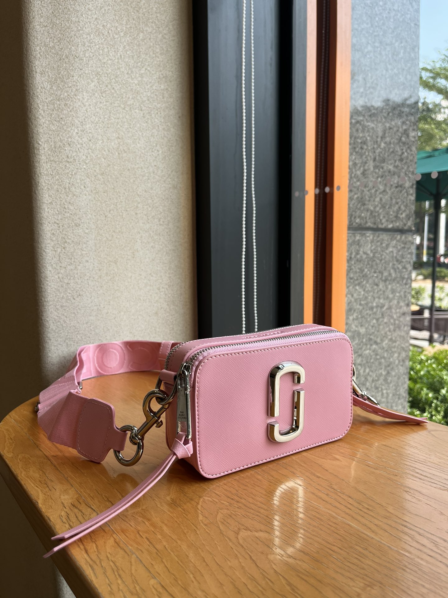 THE MJ相机包  一年四季人手必备一只的相机包 火遍全球的相机包 颜色非常美丽 更显青春活力 深得众