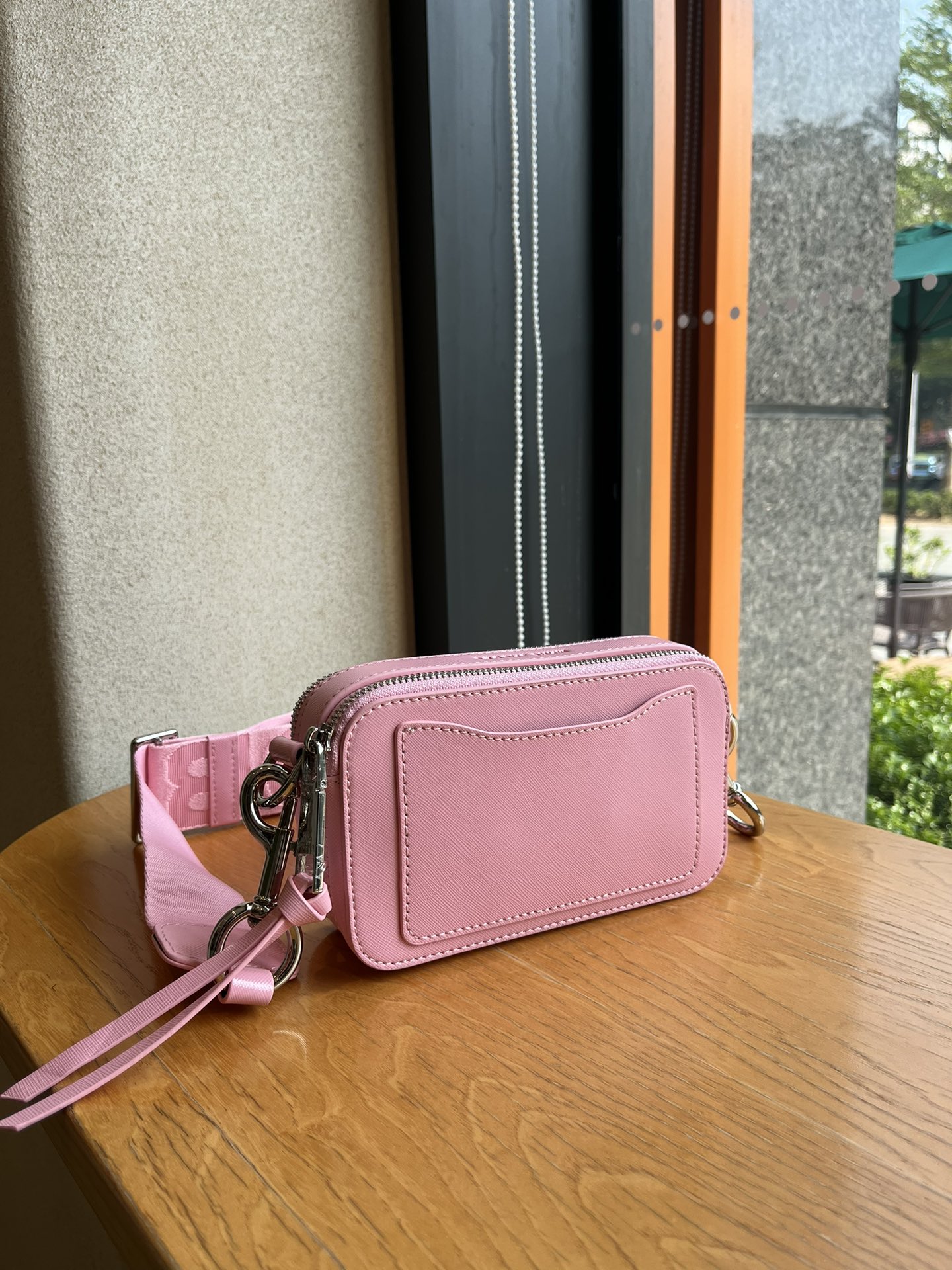 THE MJ相机包  一年四季人手必备一只的相机包 火遍全球的相机包 颜色非常美丽 更显青春活力 深得众