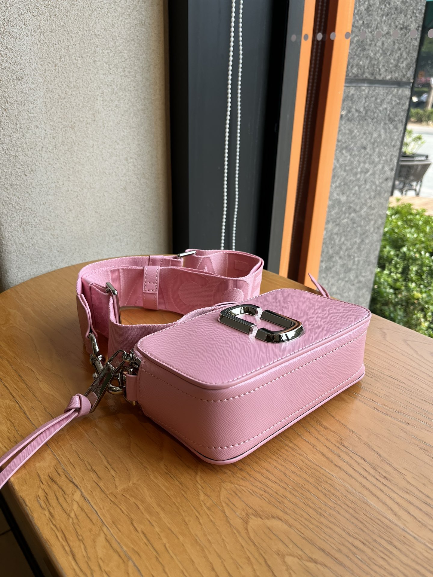 THE MJ相机包  一年四季人手必备一只的相机包 火遍全球的相机包 颜色非常美丽 更显青春活力 深得众