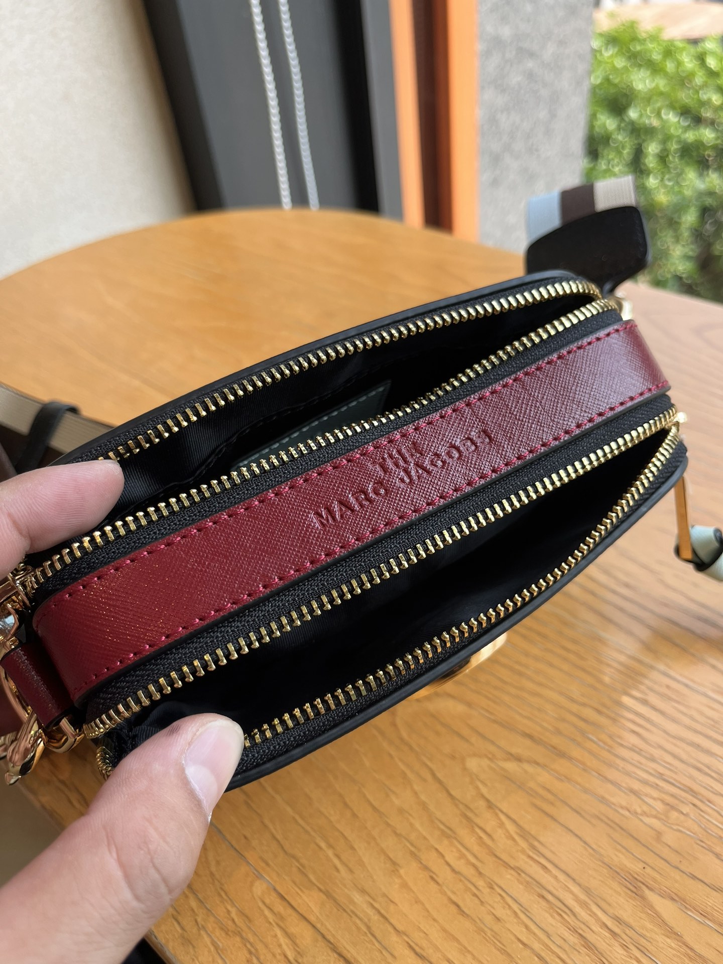 THE MJ相机包  一年四季人手必备一只的相机包 火遍全球的相机包 颜色非常美丽 更显青春活力 深得众