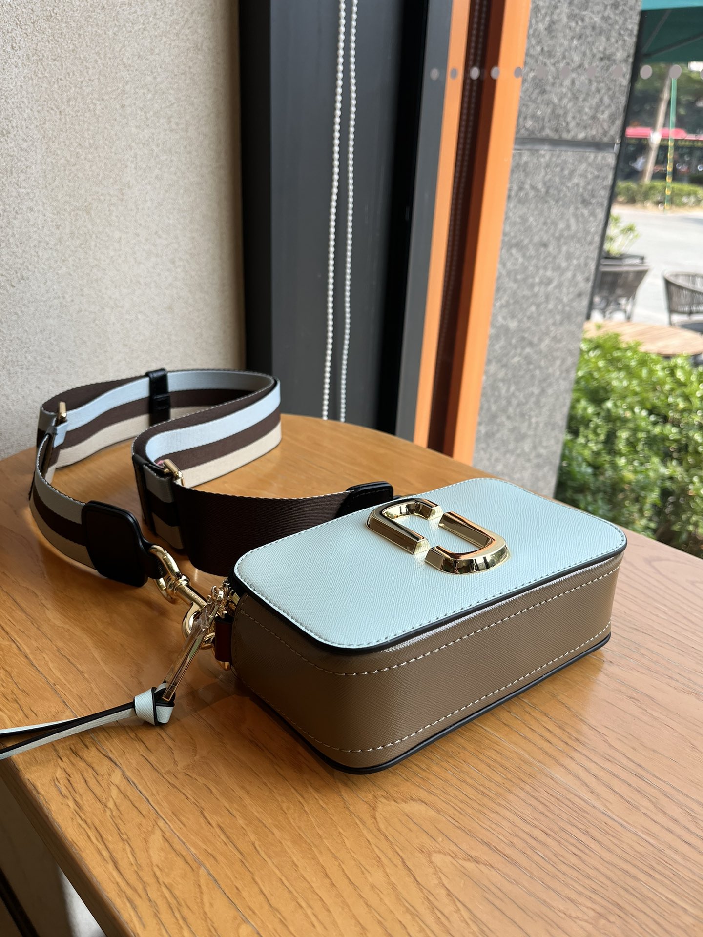 THE MJ相机包  一年四季人手必备一只的相机包 火遍全球的相机包 颜色非常美丽 更显青春活力 深得众