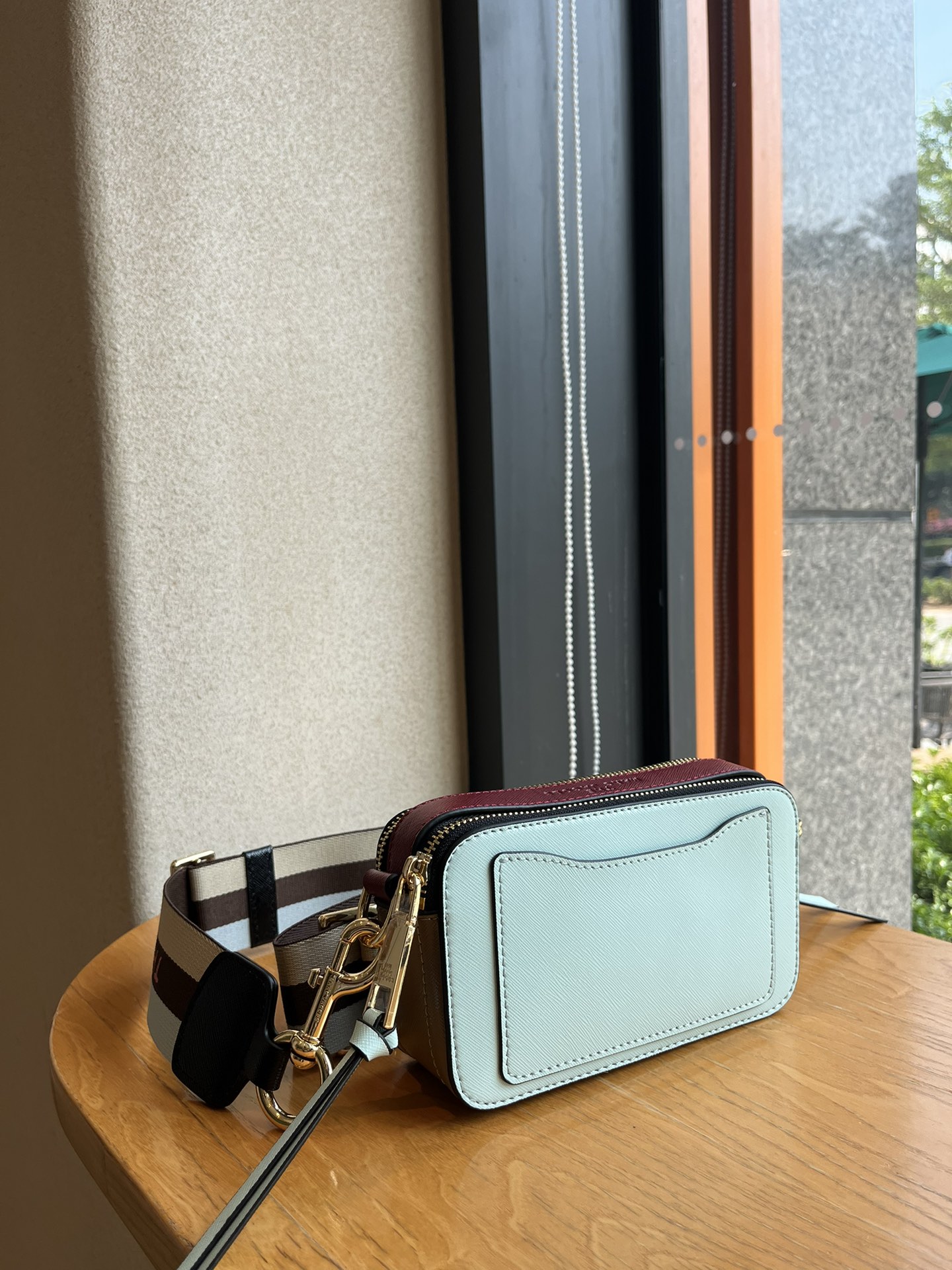 THE MJ相机包  一年四季人手必备一只的相机包 火遍全球的相机包 颜色非常美丽 更显青春活力 深得众