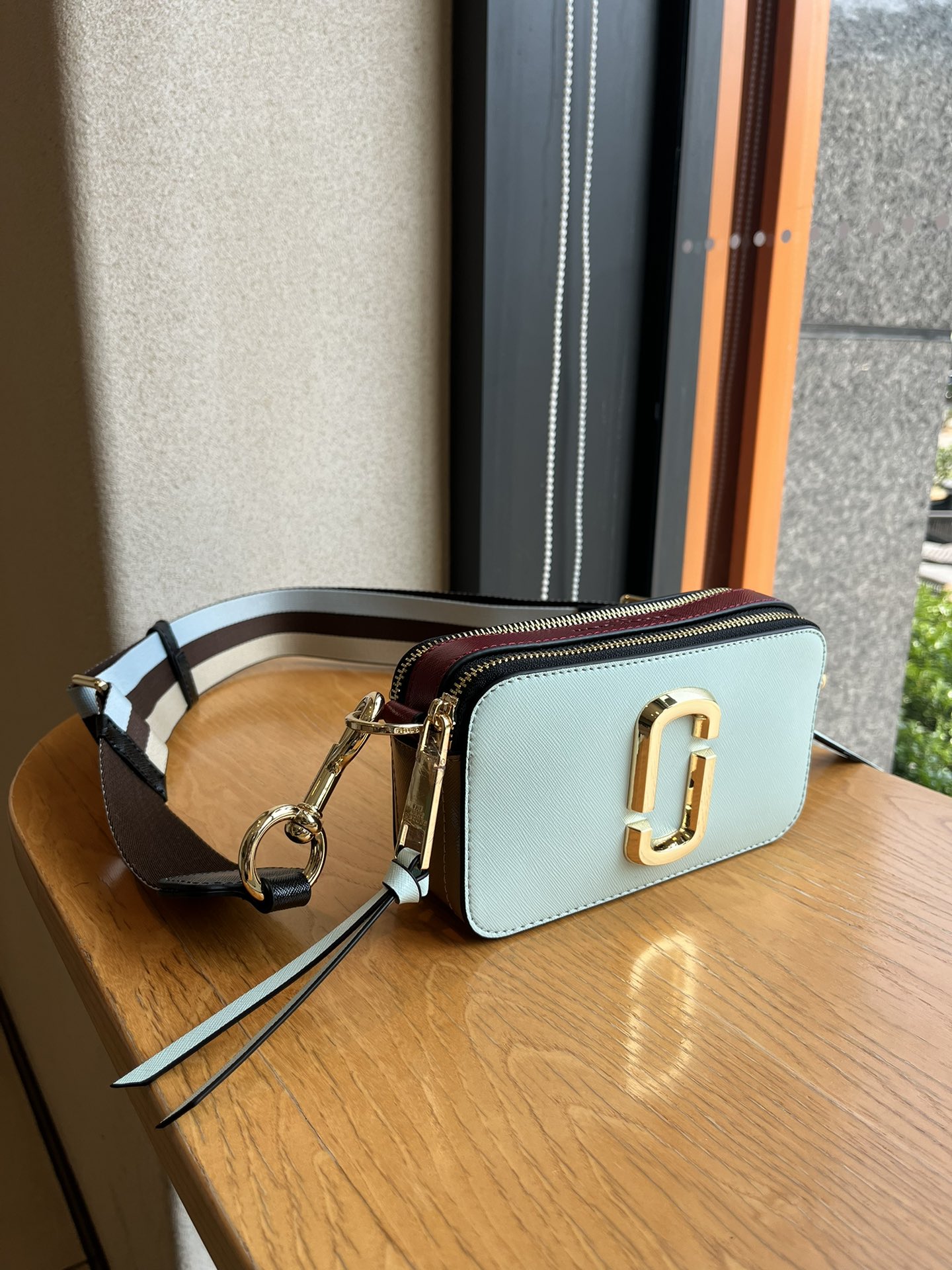 THE MJ相机包  一年四季人手必备一只的相机包 火遍全球的相机包 颜色非常美丽 更显青春活力 深得众